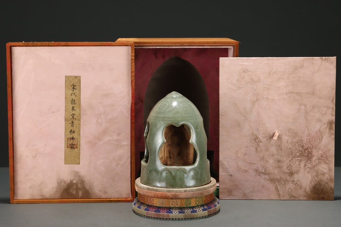 An Exquisite Longquan yao Celadon Glazed Niche: An Exquisite Longquan yao Celadon Glazed Niche,Song Dynasty, China,Size:6.9inx5.2in,龙泉窑青釉佛龛,中国宋代