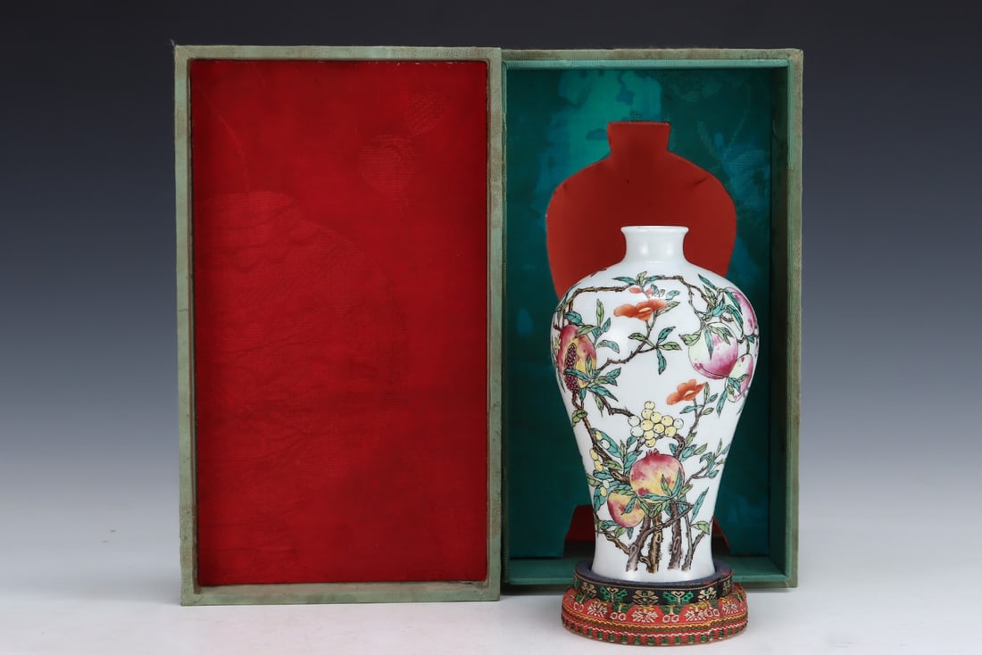 An Exquisite Famille-Rose Flower and Fruit Pattern Vase: An Exquisite Famille-Rose Flower and Fruit Pattern VaseQing Dynasty, China,Qianlong Six-character Mark,Size:6.8inx3.9in,粉彩花果纹瓶,中国清代