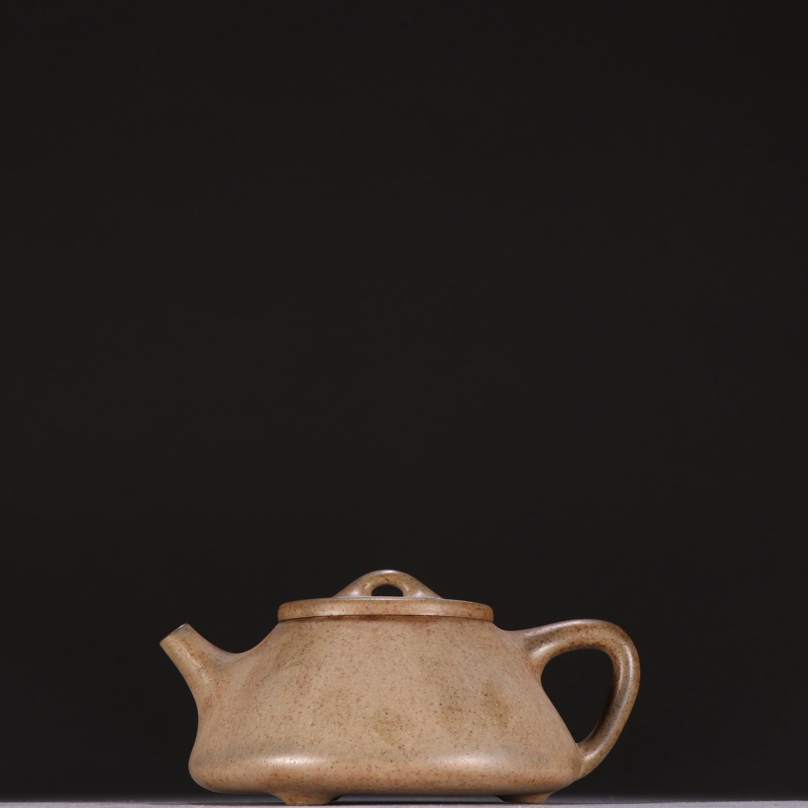 An Exquisite Purple Sands Teapot: An Exquisite Purple Sands Teapot,Modern Time of China,with Famous Artisan Mark,Size:2.4inx4.9in,紫砂茶壶,中国近现代,带名家હ