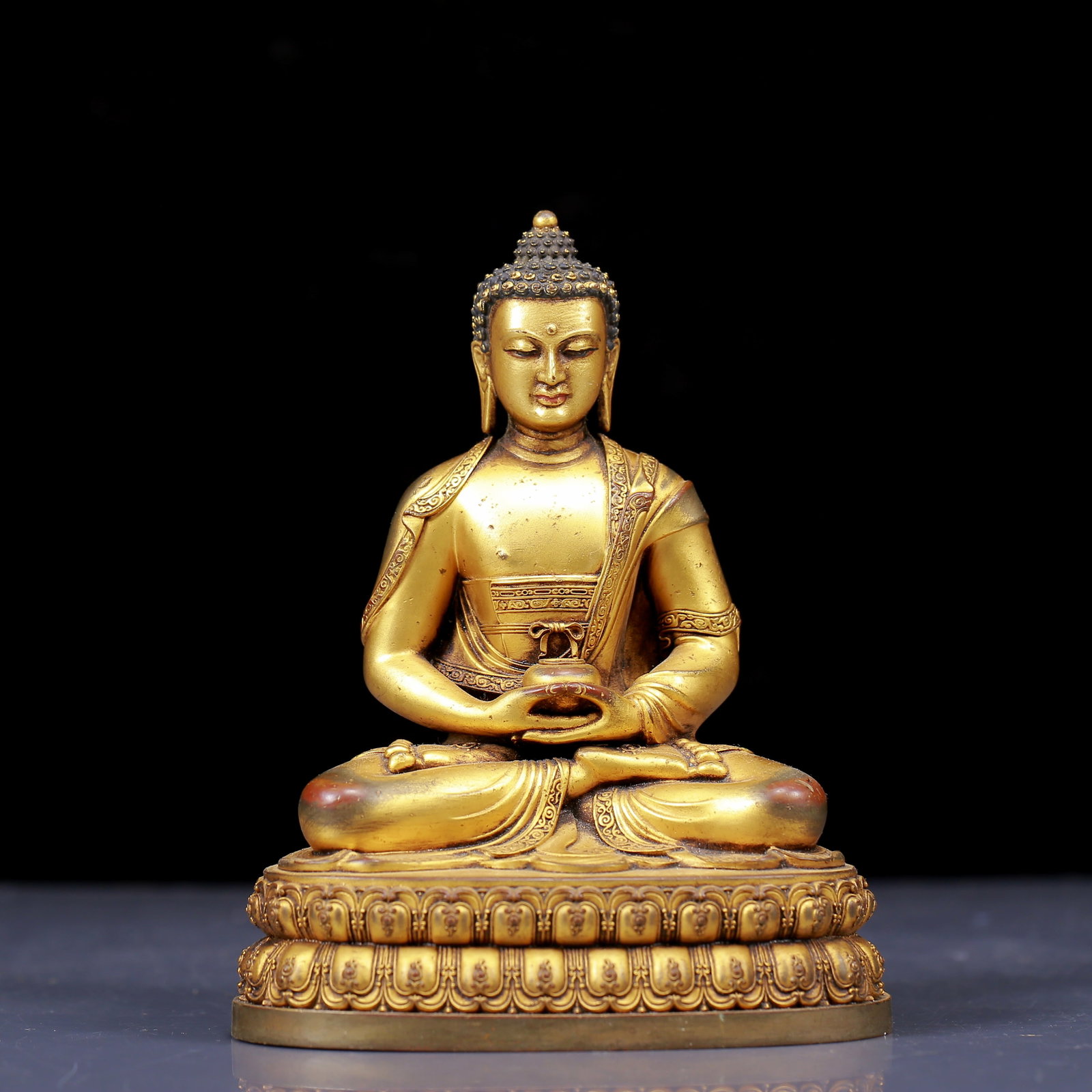A Solemn Gilt Bronze Statue of Sakyamuni: A Solemn Gilt Bronze Statue of Sakyamuni,Qing Dynasty,China,Size:4.7inx3.1inx5.9in,Weight:920g,铜鎏金释迦摩尼像,中国清代
