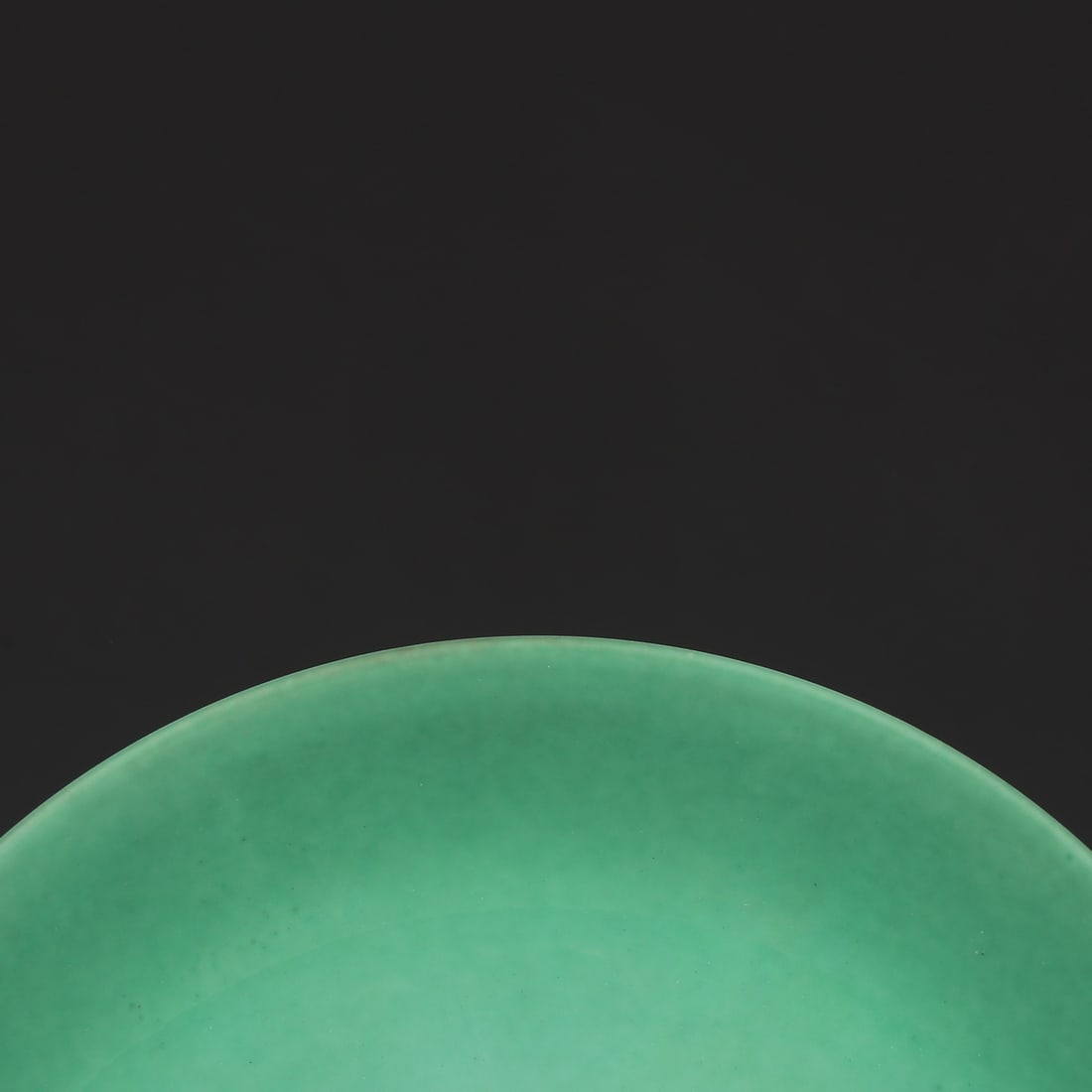 An Exquisite Green Ground Plate - 3
