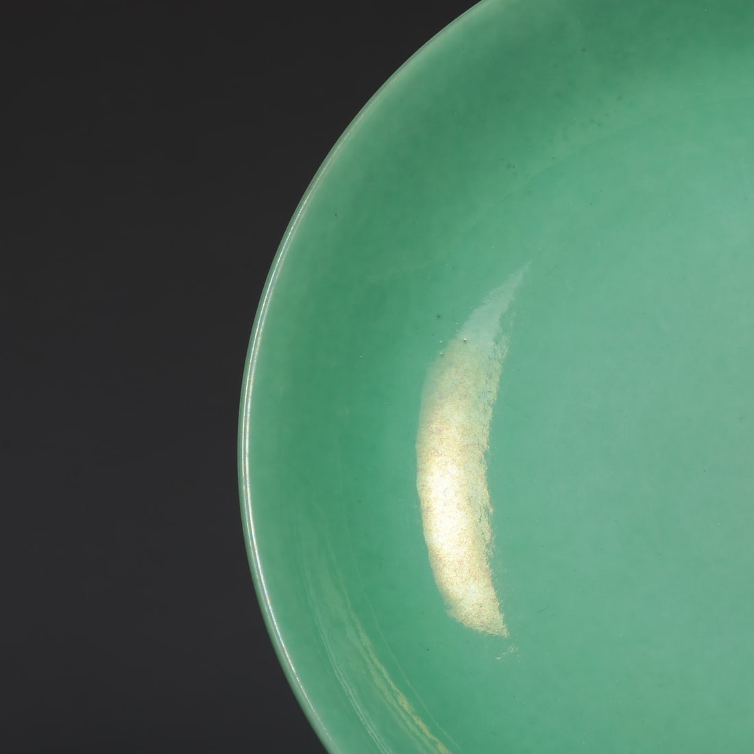 An Exquisite Green Ground Plate - 4