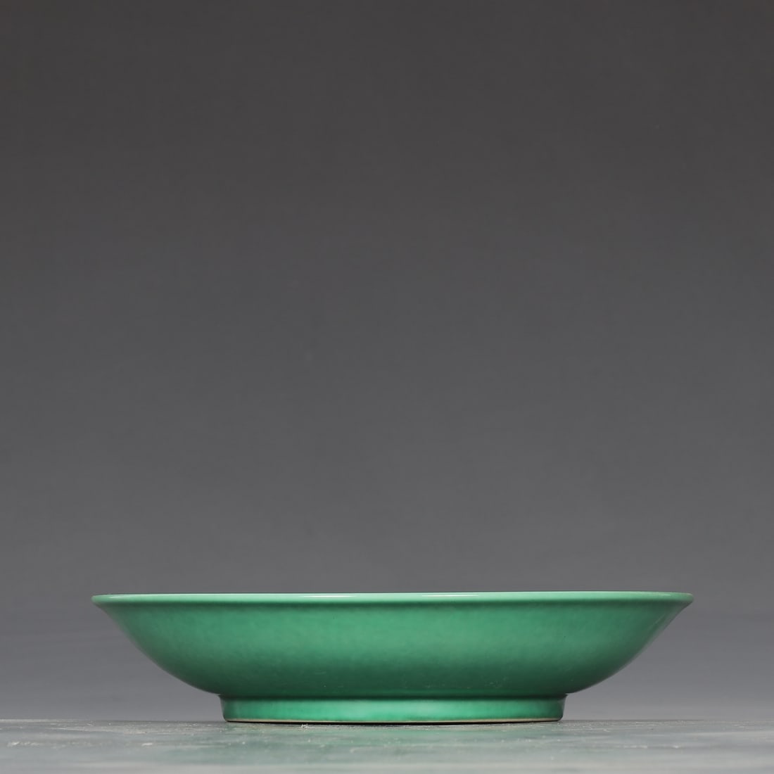 An Exquisite Green Ground Plate - 7