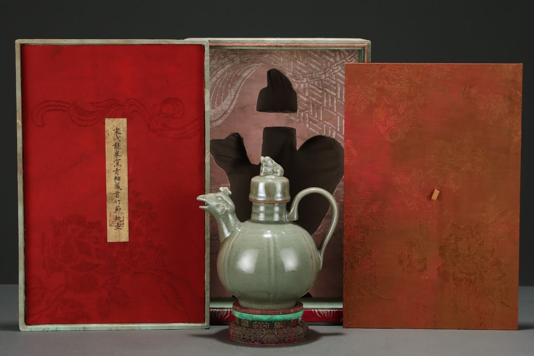 An Exquisite Longquan yao Celadon Glazed Ewer: An Exquisite Longquan yao Celadon Glazed Ewer,Song Dynasty, China,Size:8.3inx7.5in,龙泉窑青釉执壶,中国宋代