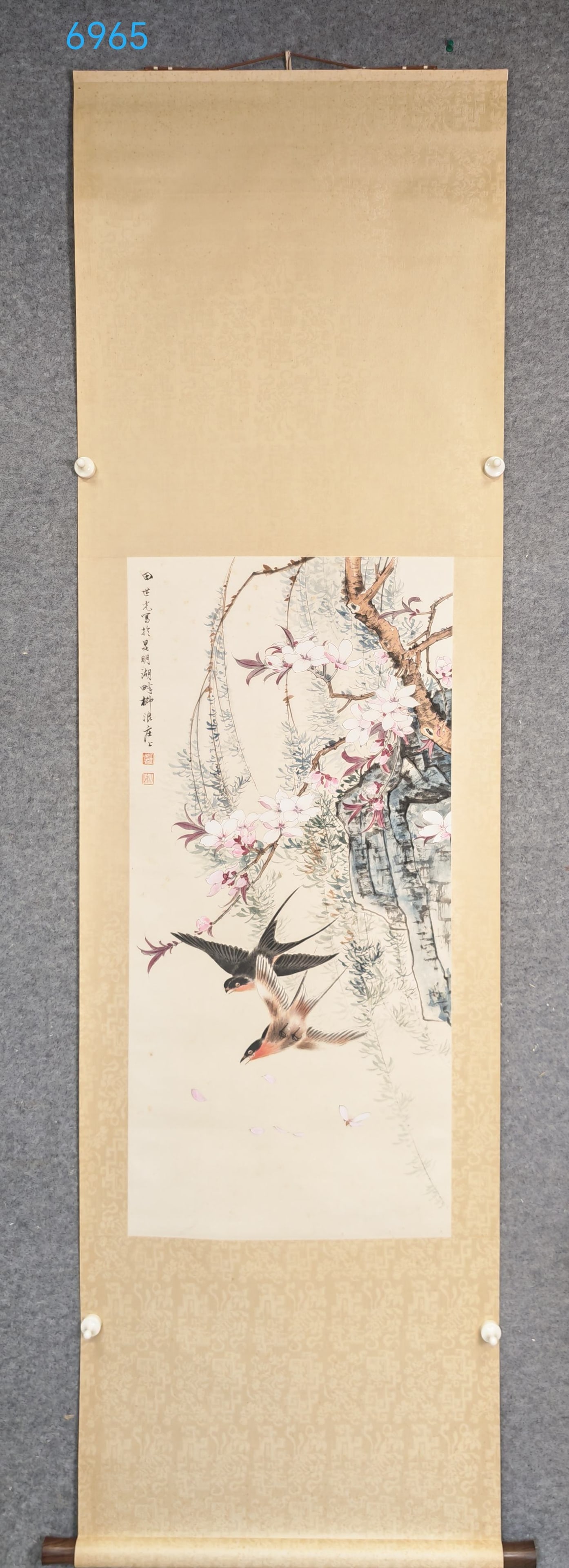 A Chinese Vertical Scroll Ink Painting of Flower and Bird on Paper: A Chinese Vertical Scroll Ink Painting of Flower and Bird on Paper,Tian shiguang,Size:(Without frame)18.5inx39.4in,一幅中国水墨花鸟画立ů