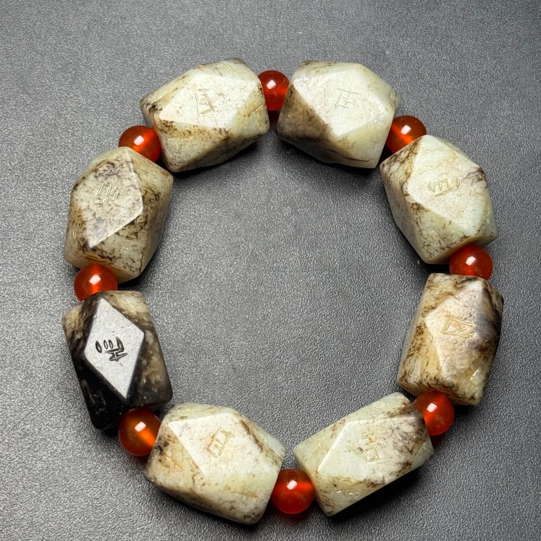 An Exquisite White Jade Bracelets: An Exquisite White Jade Bracelets,Han Dynasty,China,Size:0.9inx0.6inx0.6in,Weight:111g,白玉手串,中国汉代