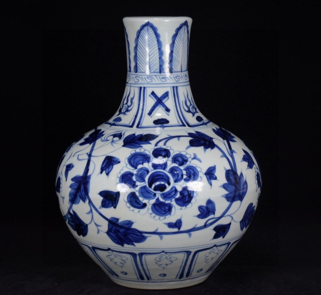 An Exquisite Blue and White Lotus Pattern Vase: An Exquisite Blue and White Lotus Pattern Vase,Yuan Dynasty,China,Size:13inx9.4in,青花缠枝莲纹瓶,中国元代