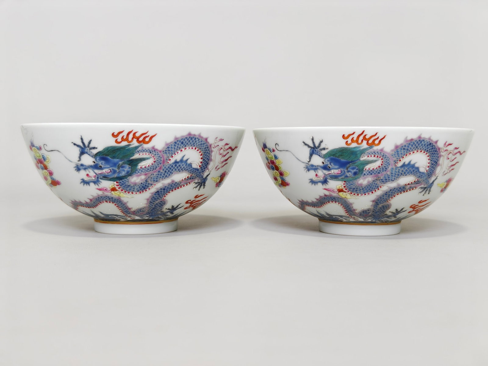 A Pair of Famille-Rose Auspicious Cloud Pattern Dragon Pattern Bowl (1 of 9)