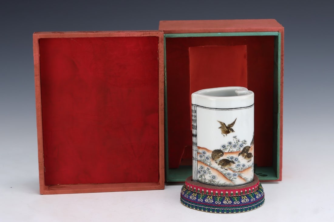 An Exquisite Famille-Rose Flower and Bird Pattern Brush Pot: An Exquisite Famille-Rose Flower and Bird Pattern Brush PotQing Dynasty, China,With Mark,Size:4.9inx3.2in,粉彩花鸟纹笔筒,中国清代,