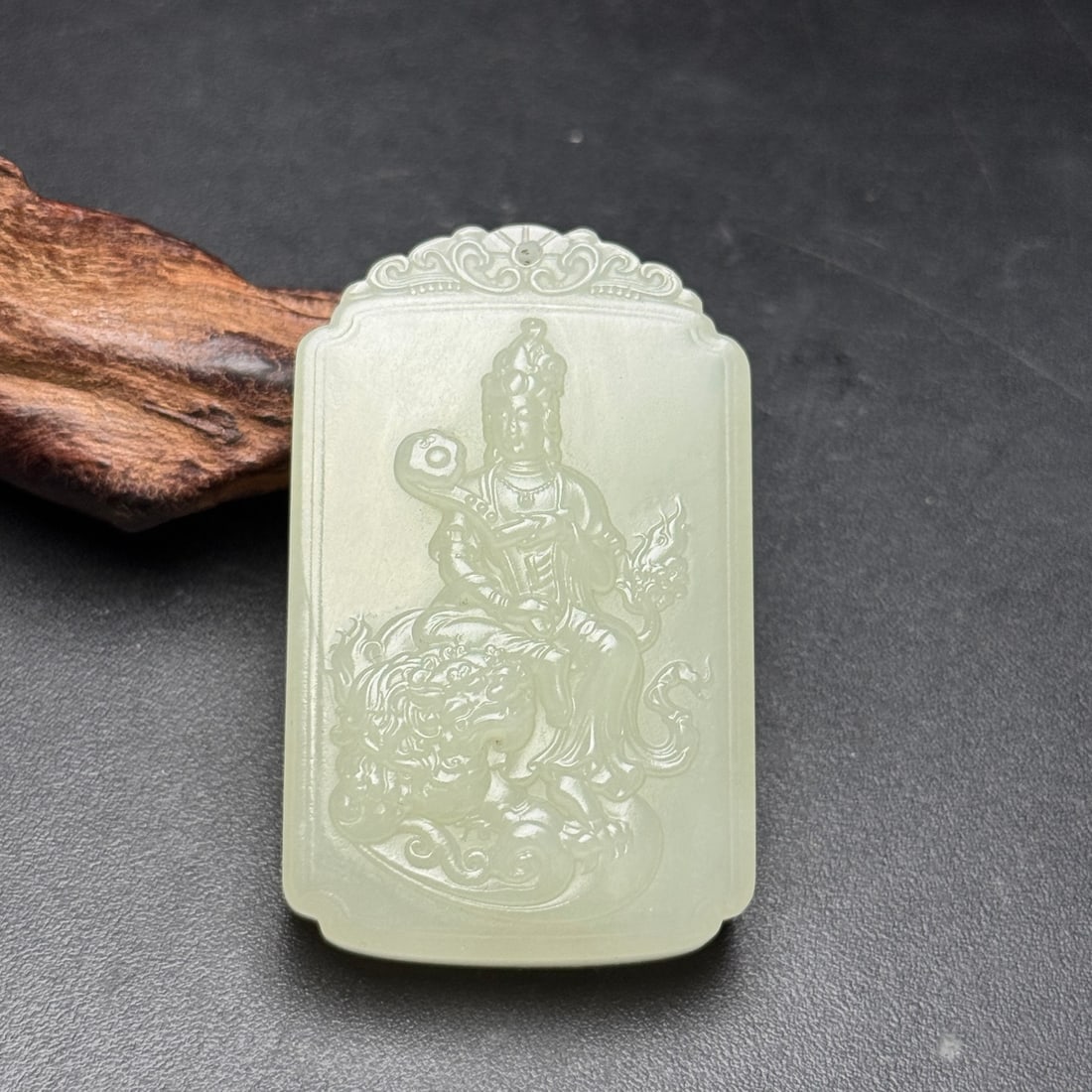 An Exquisite White Jade Buddha Statue Pattern Pendant: An Exquisite White Jade Buddha Statue Pattern Pendant,Qing Dynasty,China,Size:2.1inx1.3inx0.5in,Weight:47g,白玉佛像纹挂件,中国清代