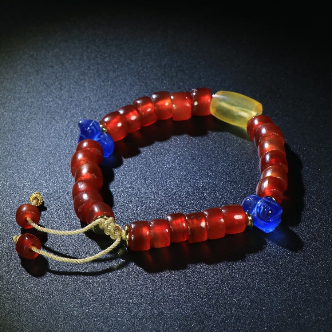 An Exquisite Agate Bracelet: An Exquisite Agate Bracelet,W.Zhou,China,Size:(Bead)0.4inx0.3in,Weight:41g,玛瑙手链,中国西周时期