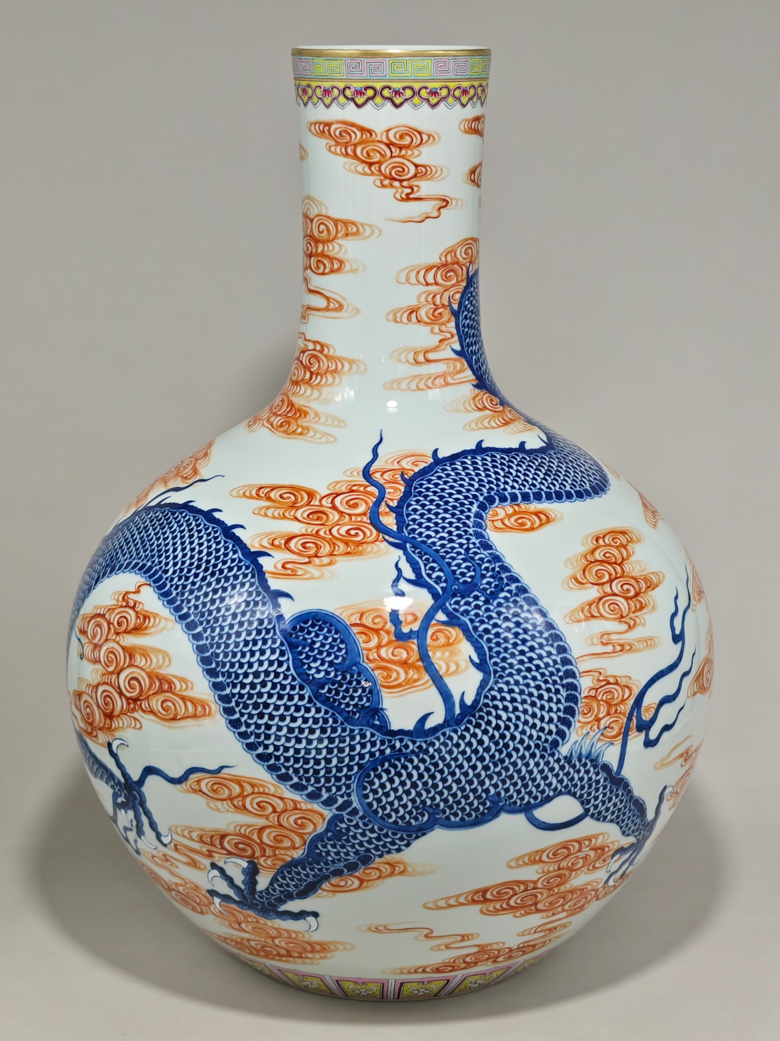 Blue and White Auspicious Cloud Pattern Dragon Pattern Vase - 3