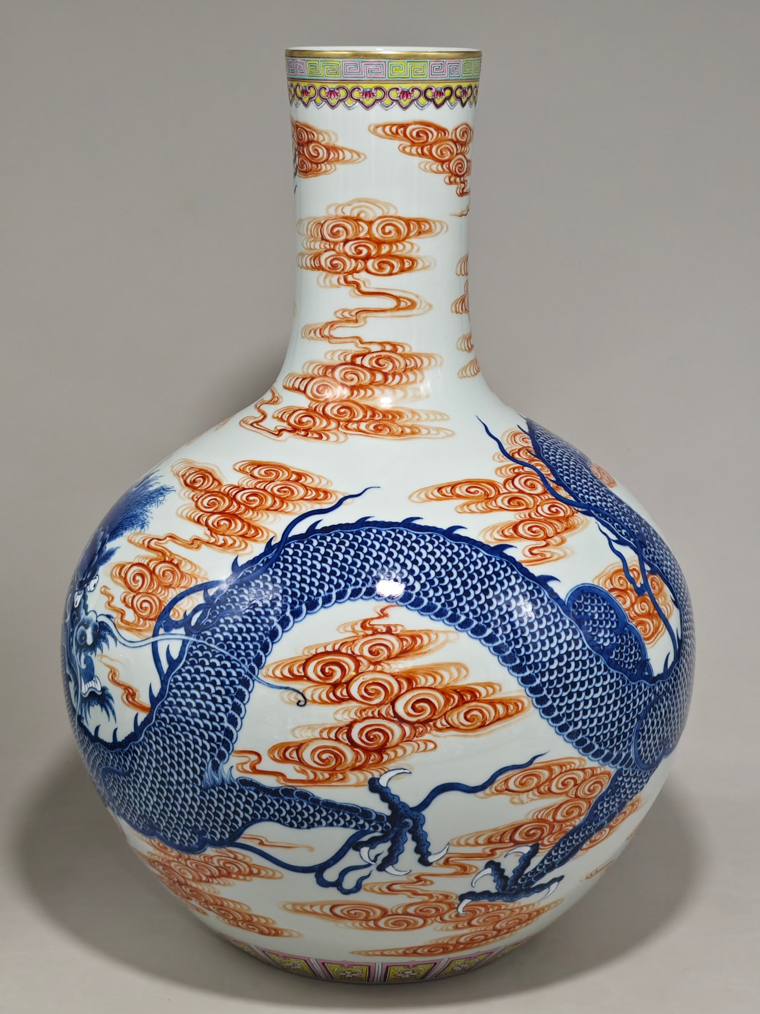 Blue and White Auspicious Cloud Pattern Dragon Pattern Vase - 4