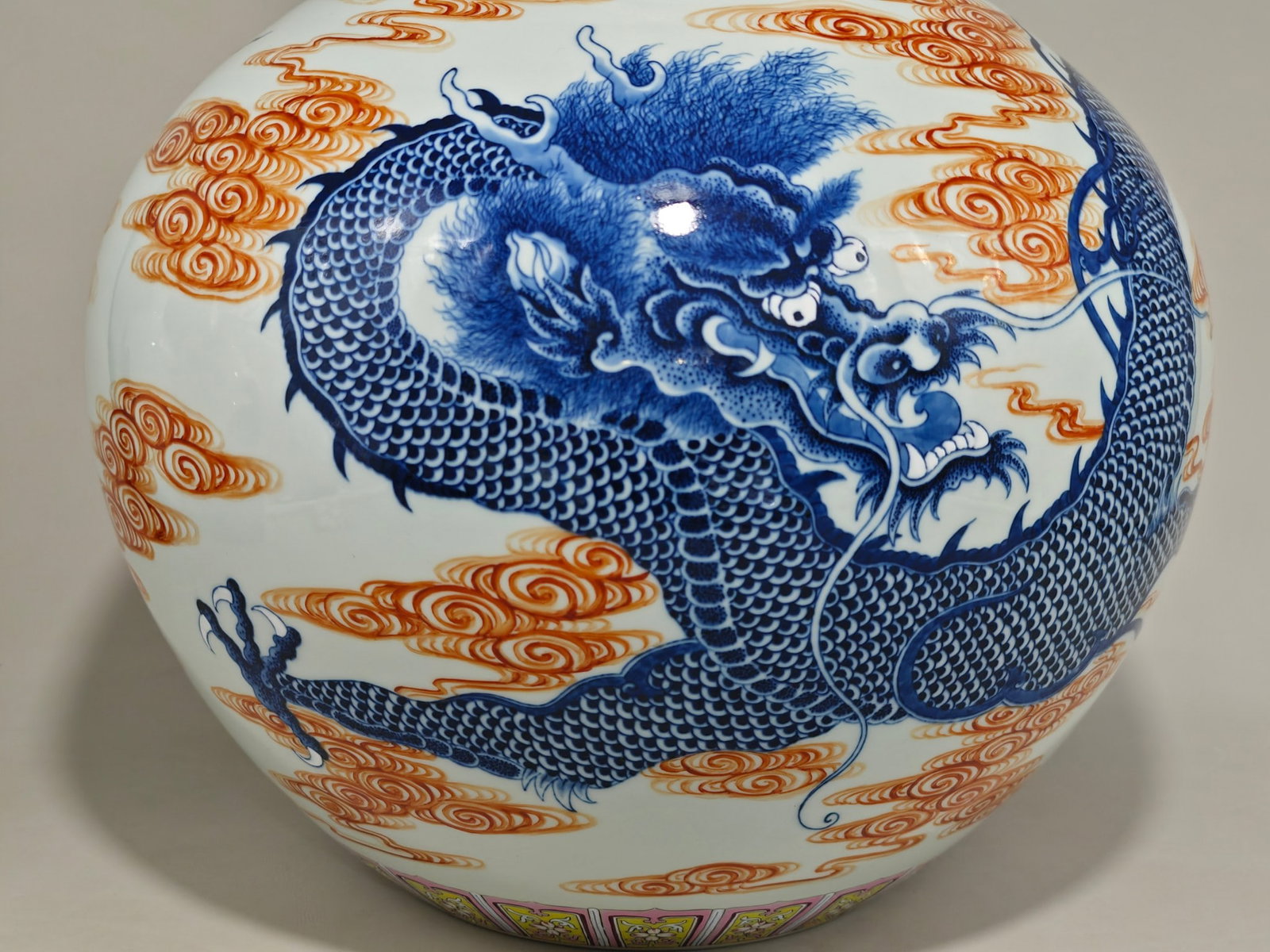 Blue and White Auspicious Cloud Pattern Dragon Pattern Vase - 6