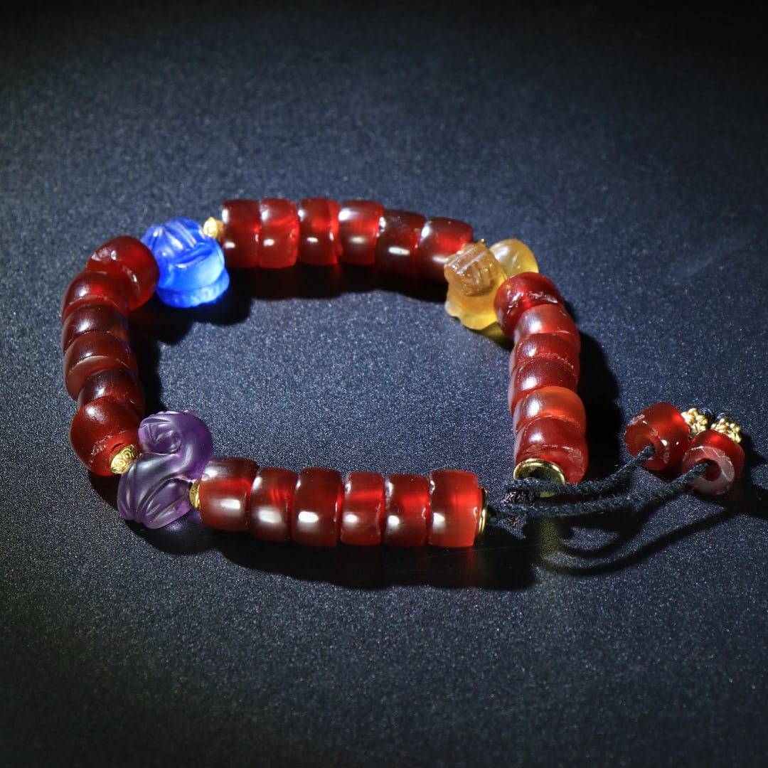 An Exquisite Agate Bracelet,Inlaid Gems: An Exquisite Agate Bracelet,Inlaid Gems,W.Zhou,China,Size:(Bead)0.4in,Weight:46g,玛瑙手链,嵌宝石,中国西周时期