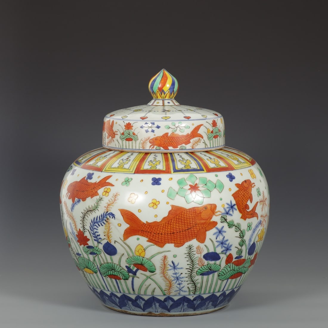 An Exquisite Wucai Hornwort Pattern with Cover Jar (1 of 9)
