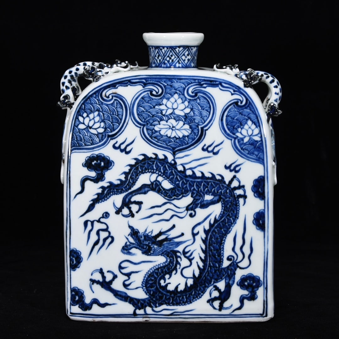 An Exquisite Blue and White Dragon Pattern Dragon-Ears Vase: An Exquisite Blue and White Dragon Pattern Dragon-Ears Vase,Yuan Dynasty,China,Size:8.9inx6.9in,青花龙纹龙耳瓶,中国元代