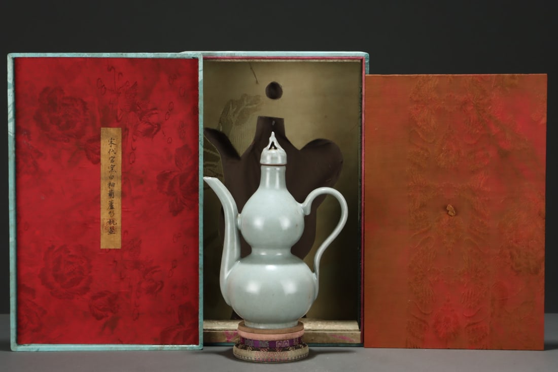 An Exquisite Guan yao White Glazed Gourd Ewer: An Exquisite Guan yao White Glazed Gourd Ewer,Song Dynasty, China,Size:11inx8in,官窑白釉葫芦执壶,中国宋代