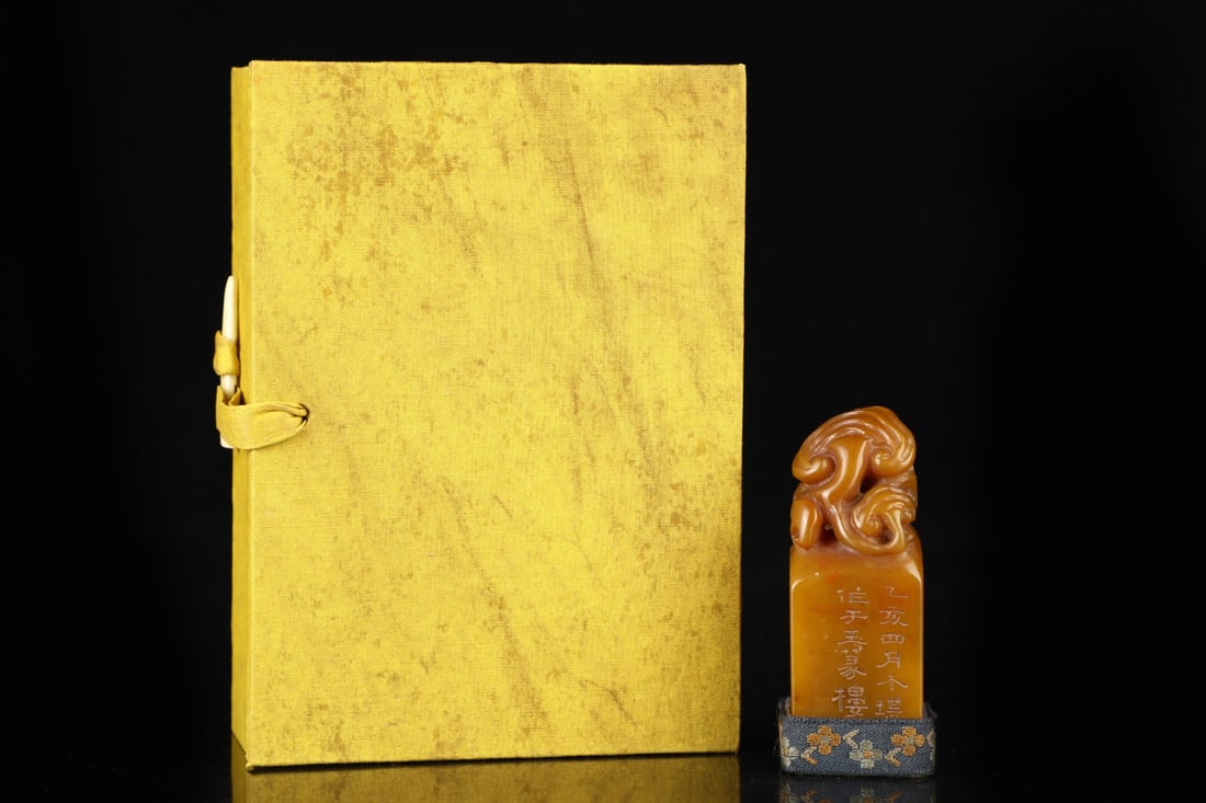 An Exquisite Tianhuang Stone Auspicious Animal Seal: An Exquisite Tianhuang Stone Auspicious Animal Seal,Qing Dynasty,China,With Mark,Size:2.8inx1in,Weight:96g,田黄石瑞兽印章,中国清代,