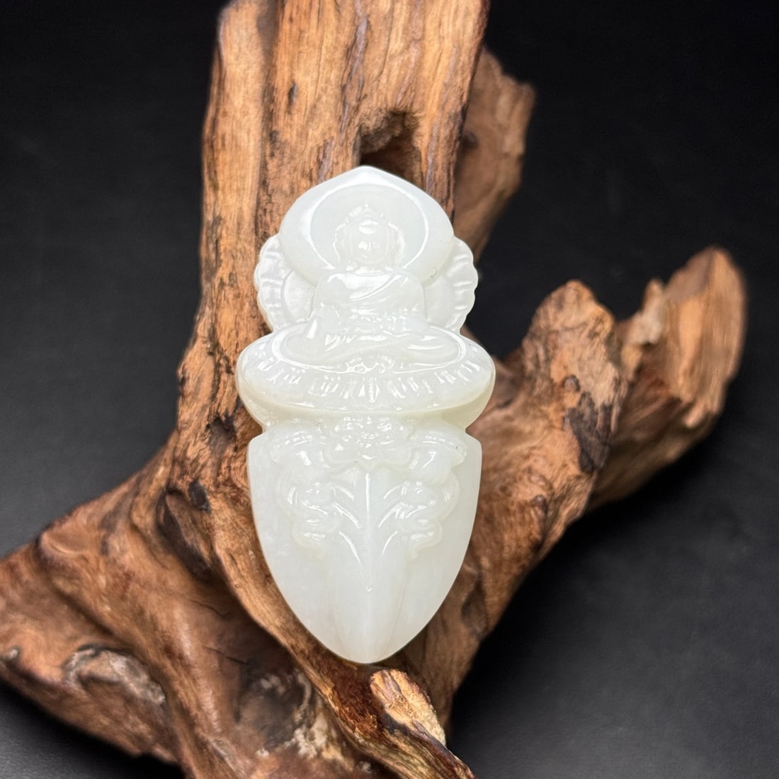 An Exquisite White Jade Buddha Statue Pattern Pendant: An Exquisite White Jade Buddha Statue Pattern Pendant,Qing Dynasty,China,Size:2.1inx1.1inx0.6in,Weight:31g,白玉佛像纹挂件,中国清代