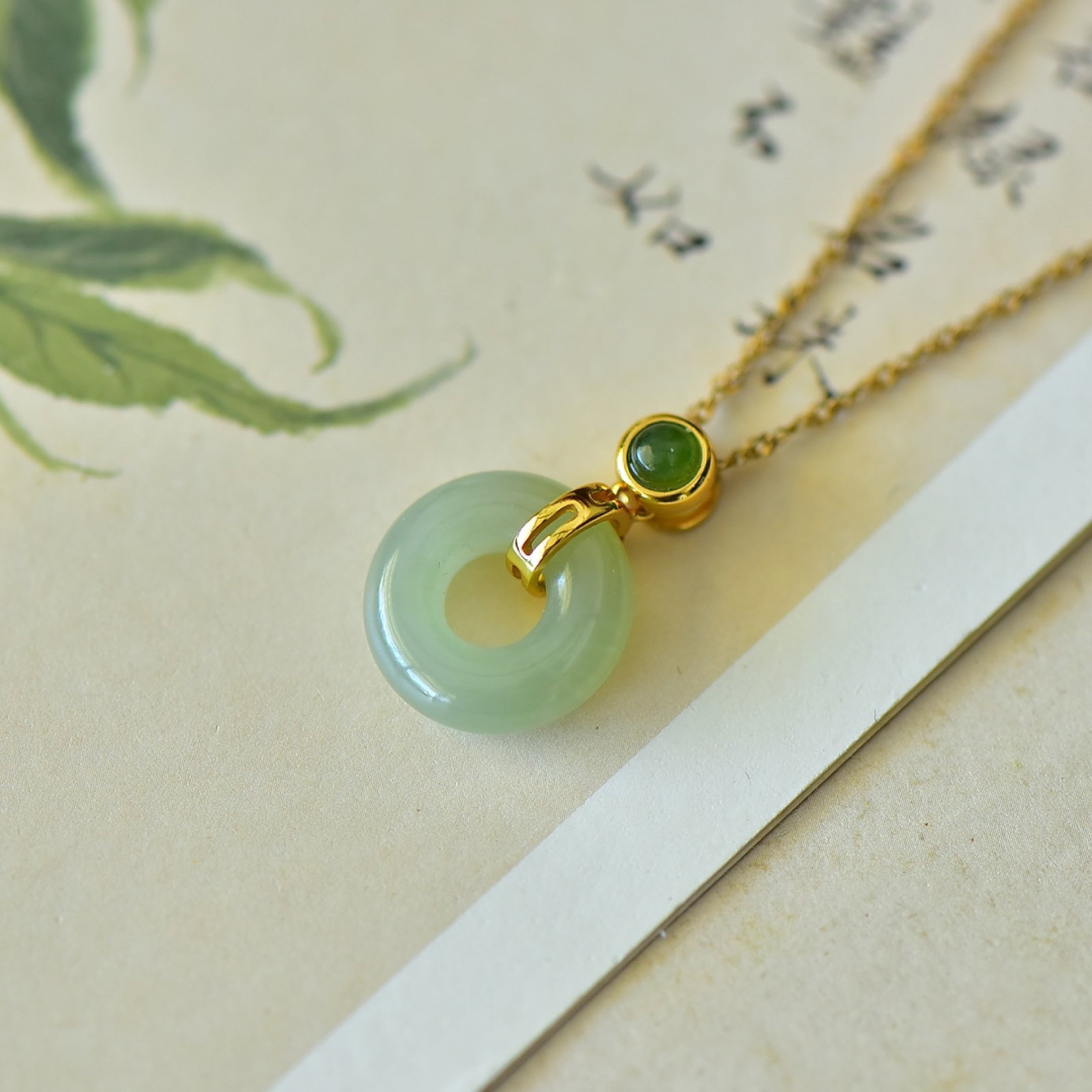 An Exquisite Sterling Silver-Gold Plated Inlaid Jasper Pendant: An Exquisite Sterling Silver-Gold Plated Inlaid Jasper Pendant Size:15mmx15mm 纯银镀金镶碧玉吊坠