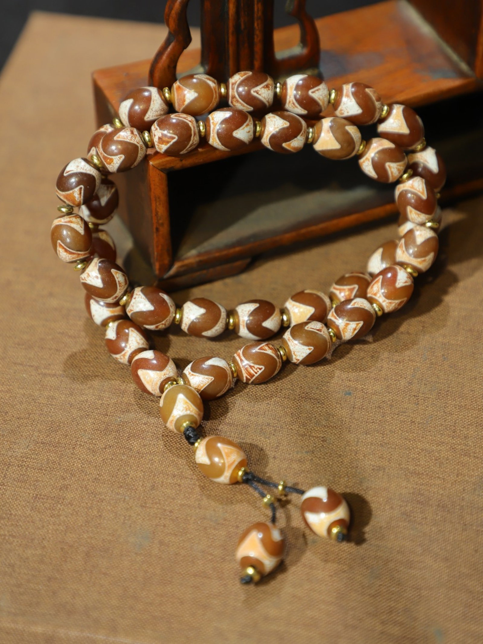 An Exquisite Dzi Bead Necklace (1 of 9)