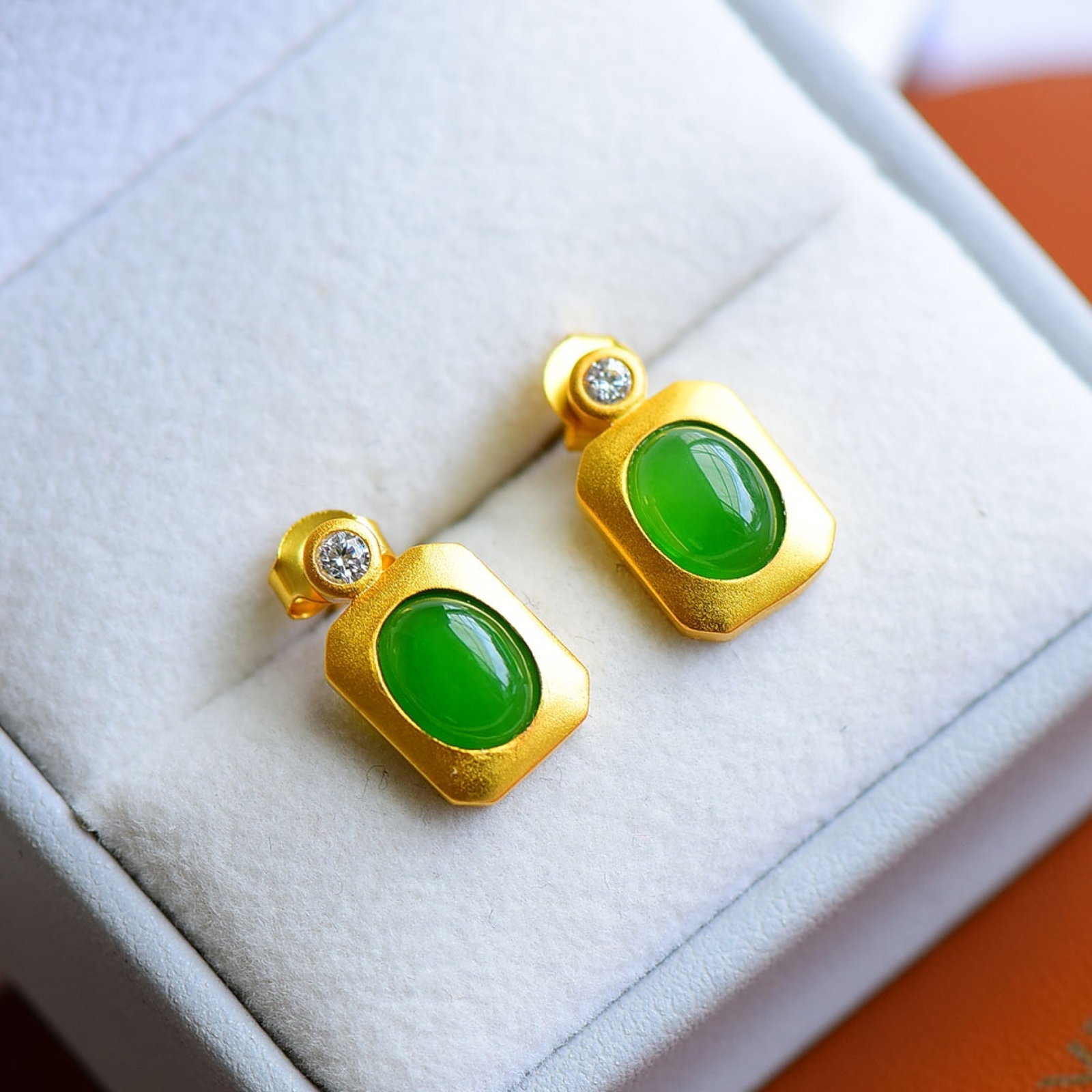 A Pair of Exquisite Sterling Silver-Gold Plated Inlaid Jasper Earrings: A Pair of Exquisite Sterling Silver-Gold Plated Inlaid Jasper Earrings,Size:10mmx12mm 一对纯银镀金镶碧玉耳钉
