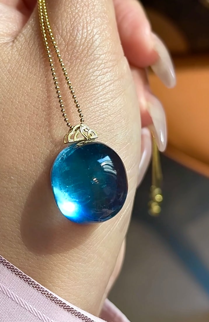 An Exquisite Sterling Silver-Gold Plated Inlaid Aquamarine Pendant: An Exquisite Sterling Silver-Gold Plated Inlaid Aquamarine Pendant,Size:19mmx17mmx13.5mm,Weight:7.8g 纯银镀金镶海蓝宝吊坠