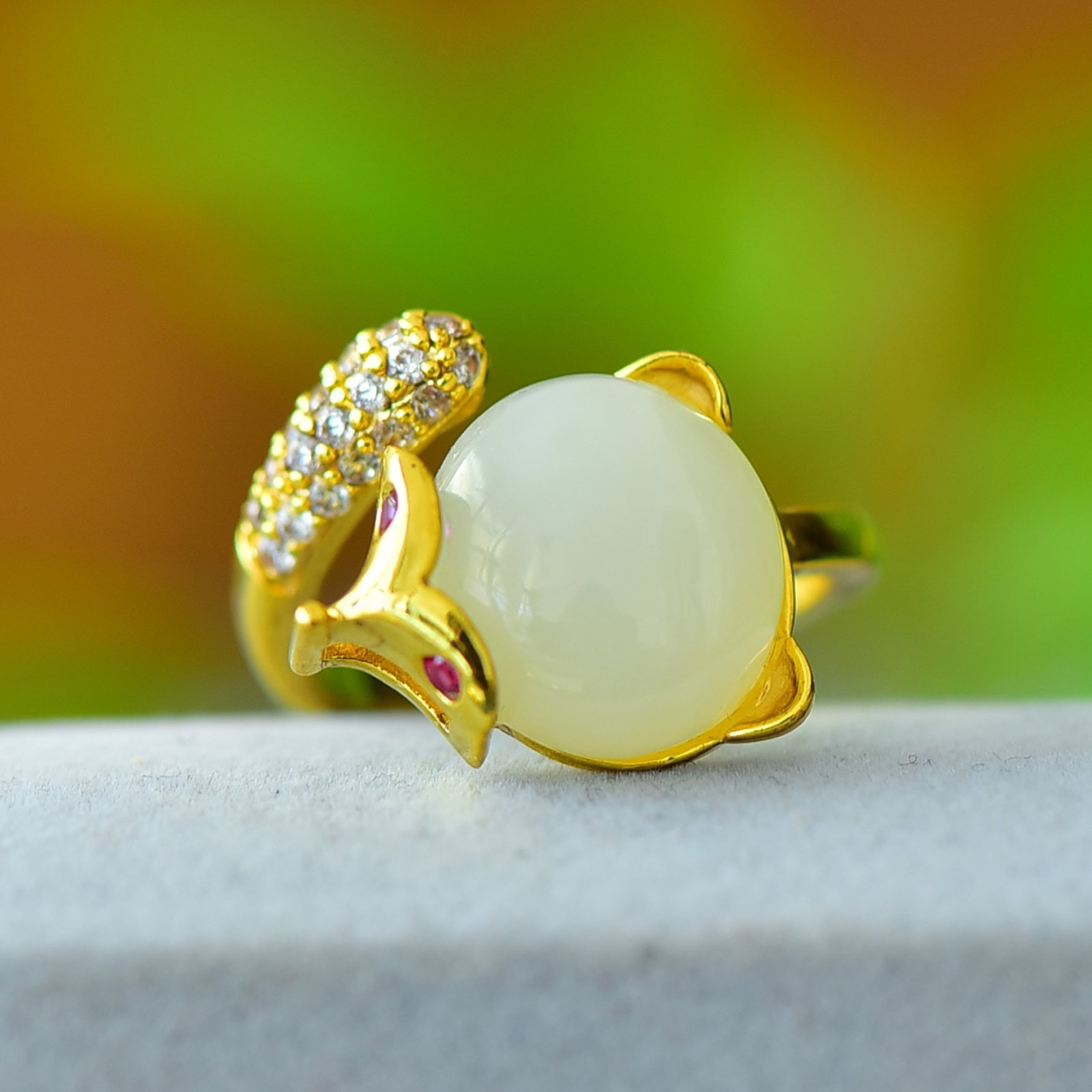 An Exquisite Bronze-Gold Plated Inlaid White Jade Ring,Inlaid Diamond: An Exquisite Bronze-Gold Plated Inlaid White Jade Ring,Inlaid Diamond,Size:14mmx14mm 铜镀金镶白玉戒指,嵌钻石