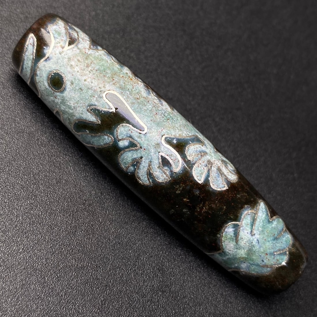 An Exquisite Dragon Pattern Dzi Bead Pendant,Inlaid Silver wire: An Exquisite Dragon Pattern Dzi Bead Pendant,Inlaid Silver wire,Size:57mmx14mm,Weight:19.3g 龙纹天珠挂件,嵌银丝