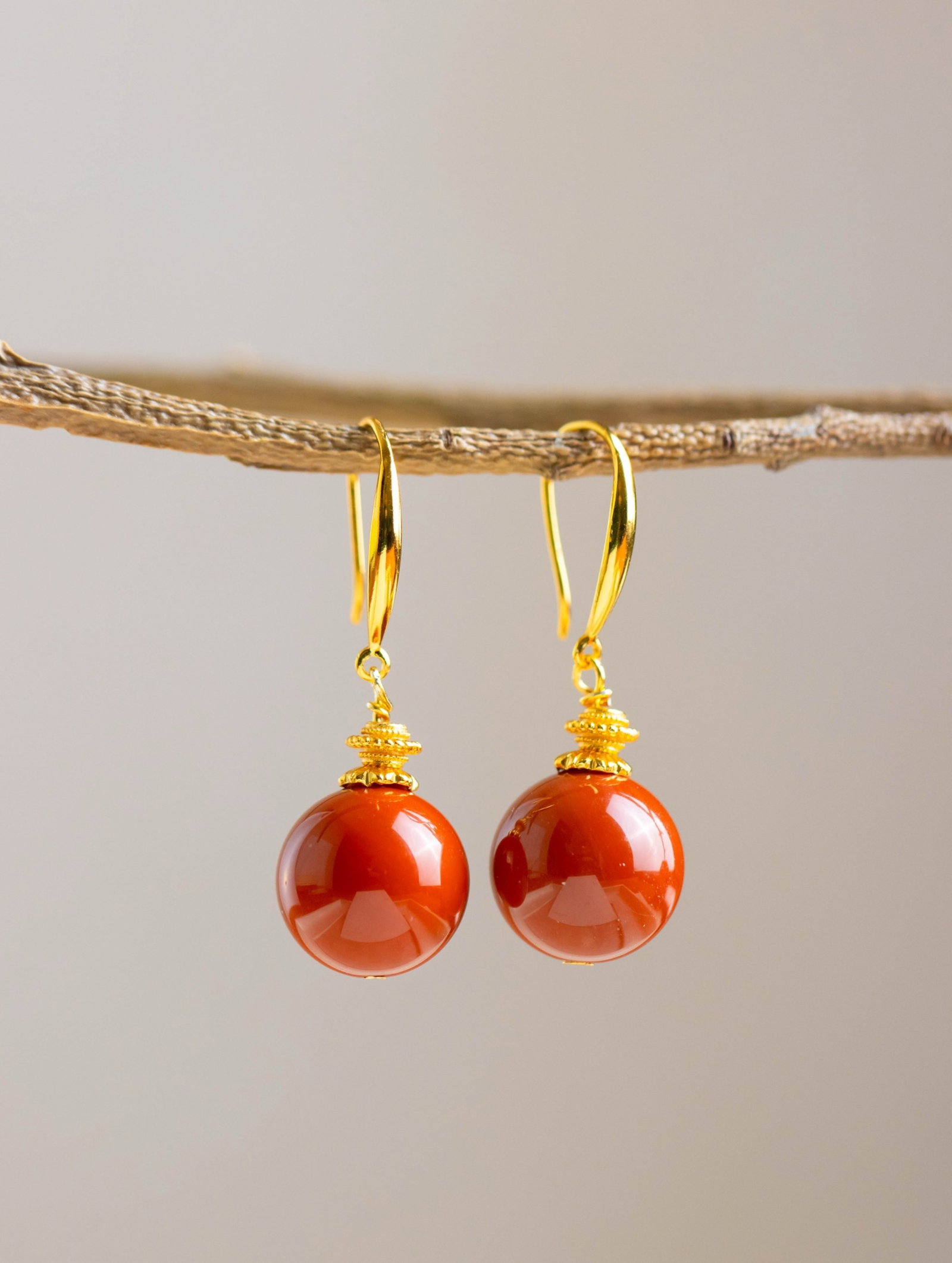A Pair of Exquisite Sterling Silver-Gold Plated Inlaid Agate Earrings: A Pair of Exquisite Sterling Silver-Gold Plated Inlaid Agate Earrings 一对纯银镀金镶玛瑙耳环