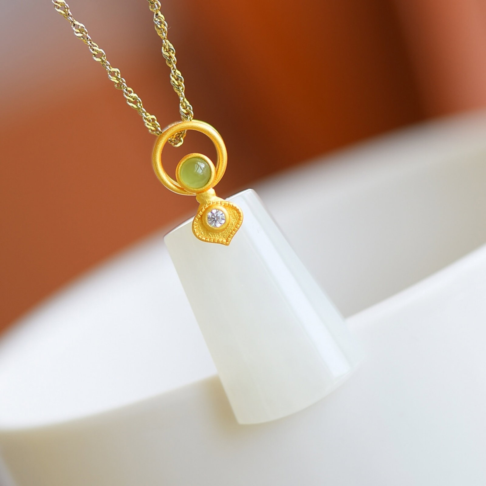 An Exquisite Sterling Silver-Gold Plated Inlaid White Jade Pendant,Inlaid Jasper: An Exquisite Sterling Silver-Gold Plated Inlaid White Jade Pendant,Inlaid Jasper,Size:15mmx23mm 一个精美的纯银镀金镶白玉吊