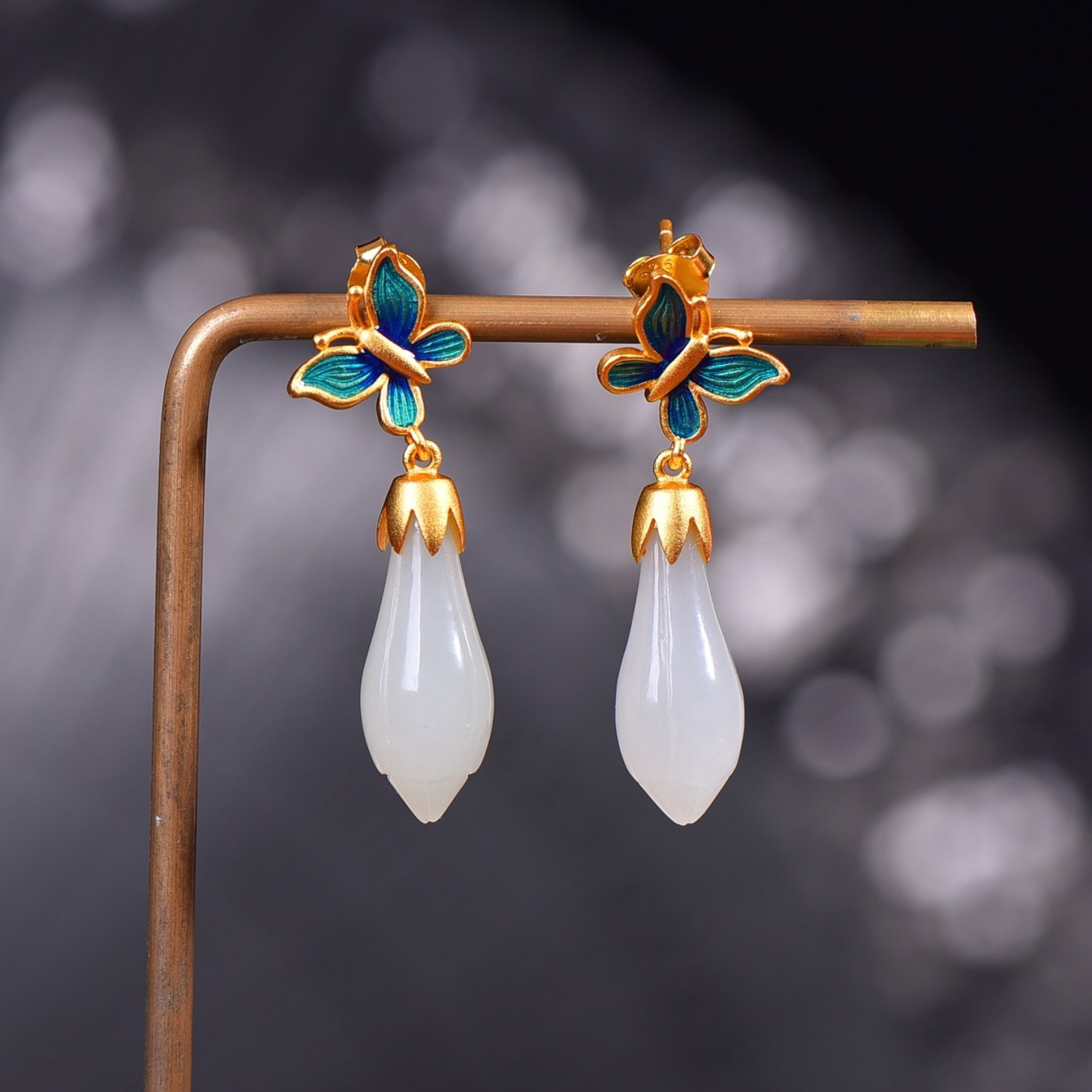 A Pair of Exquisite Sterling Silver-Gold Plated Inlaid White Jade Enamel Earrings: A Pair of Exquisite Sterling Silver-Gold Plated Inlaid White Jade Enamel Earrings,Size:9mmx21mm 一对纯银镀金镶白玉珐琅耳环
