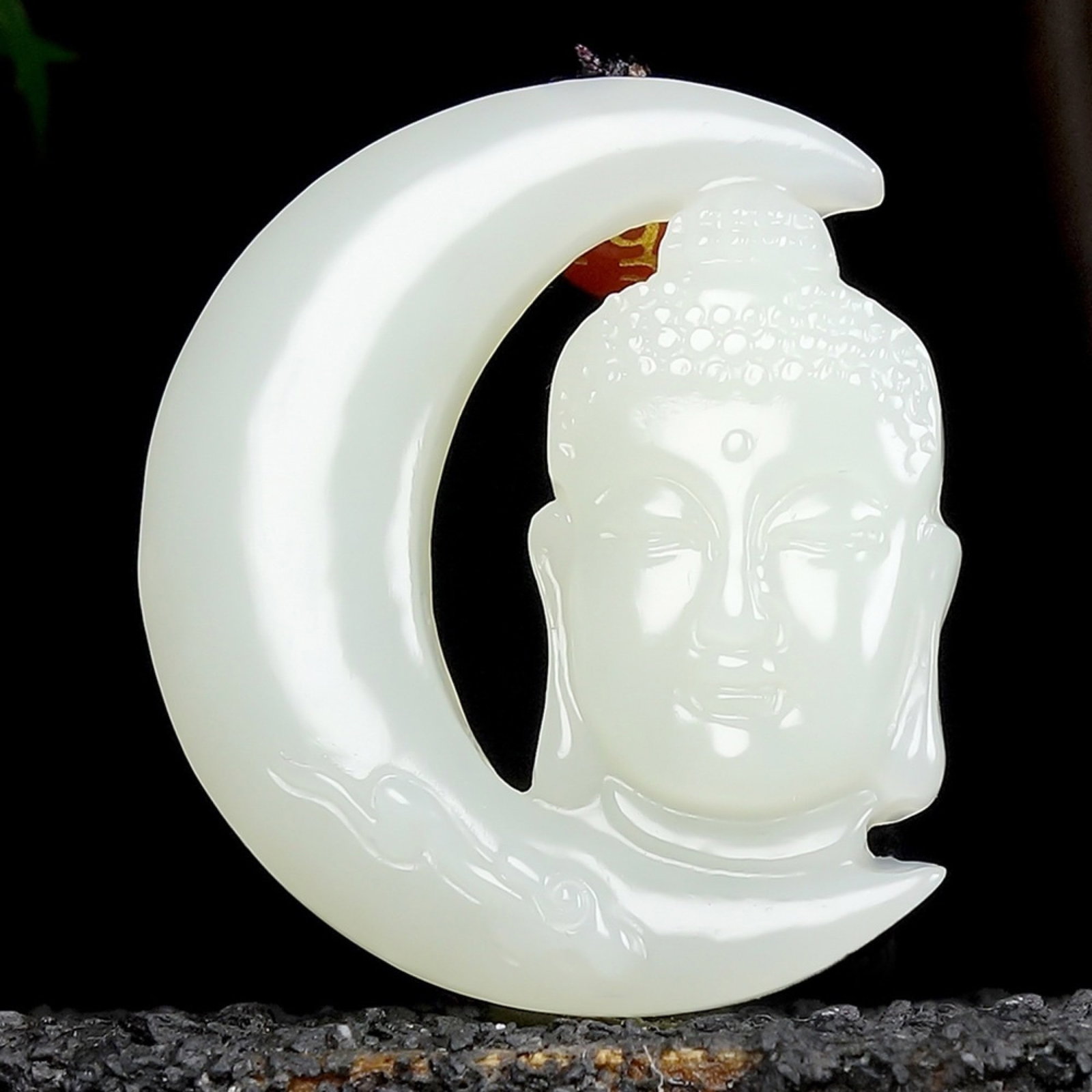 An Exquisite White Jade Statue of Avalokitesvara Pendant: An Exquisite White Jade Statue of Avalokitesvara Pendant,Size:38mmx33mmx8 mm 白玉观音像挂件