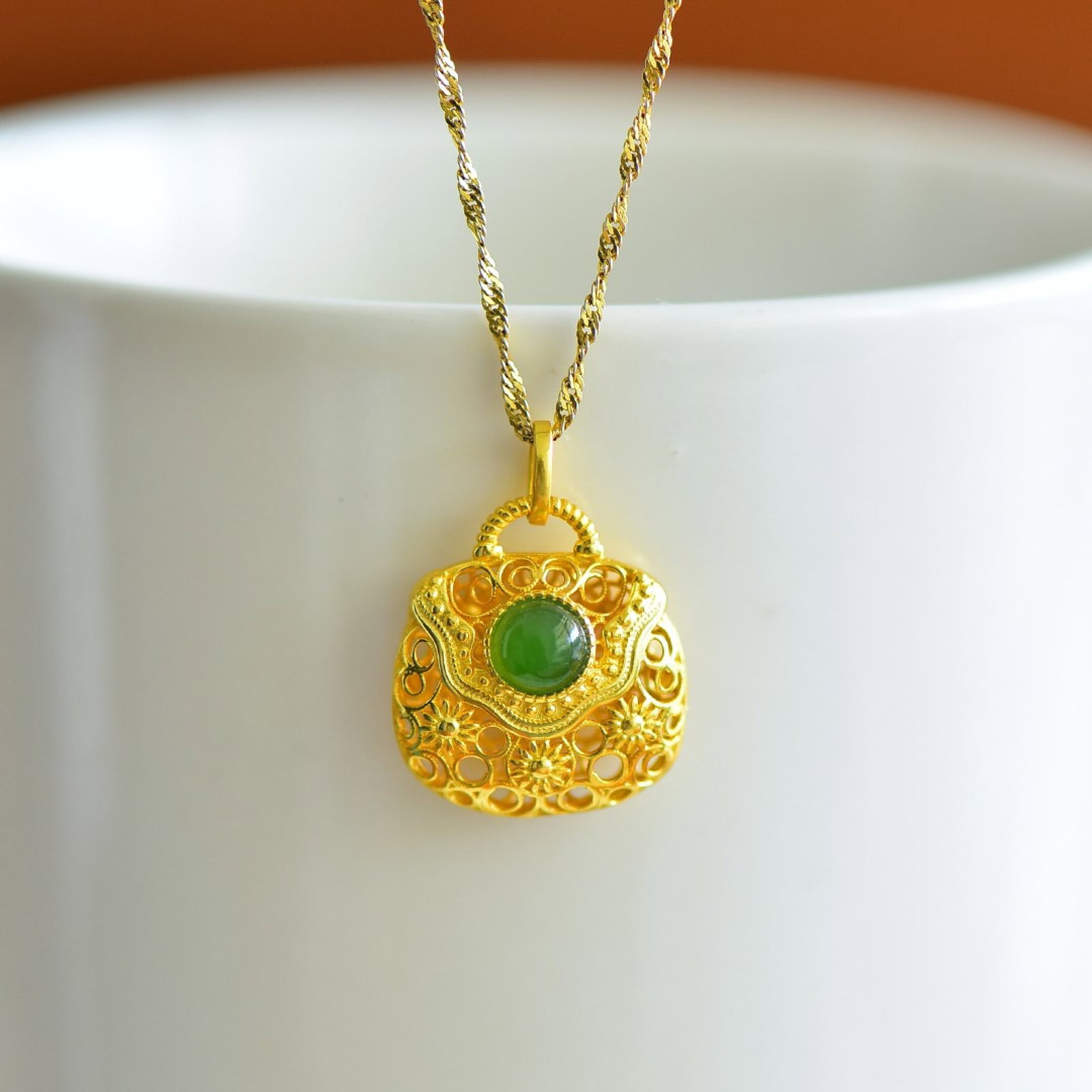 An Exquisite Sterling Silver-Gold Plated Inlaid Jasper Pendant: An Exquisite Sterling Silver-Gold Plated Inlaid Jasper Pendant,Size:5mmx5mm 纯银镀金镶碧玉吊坠