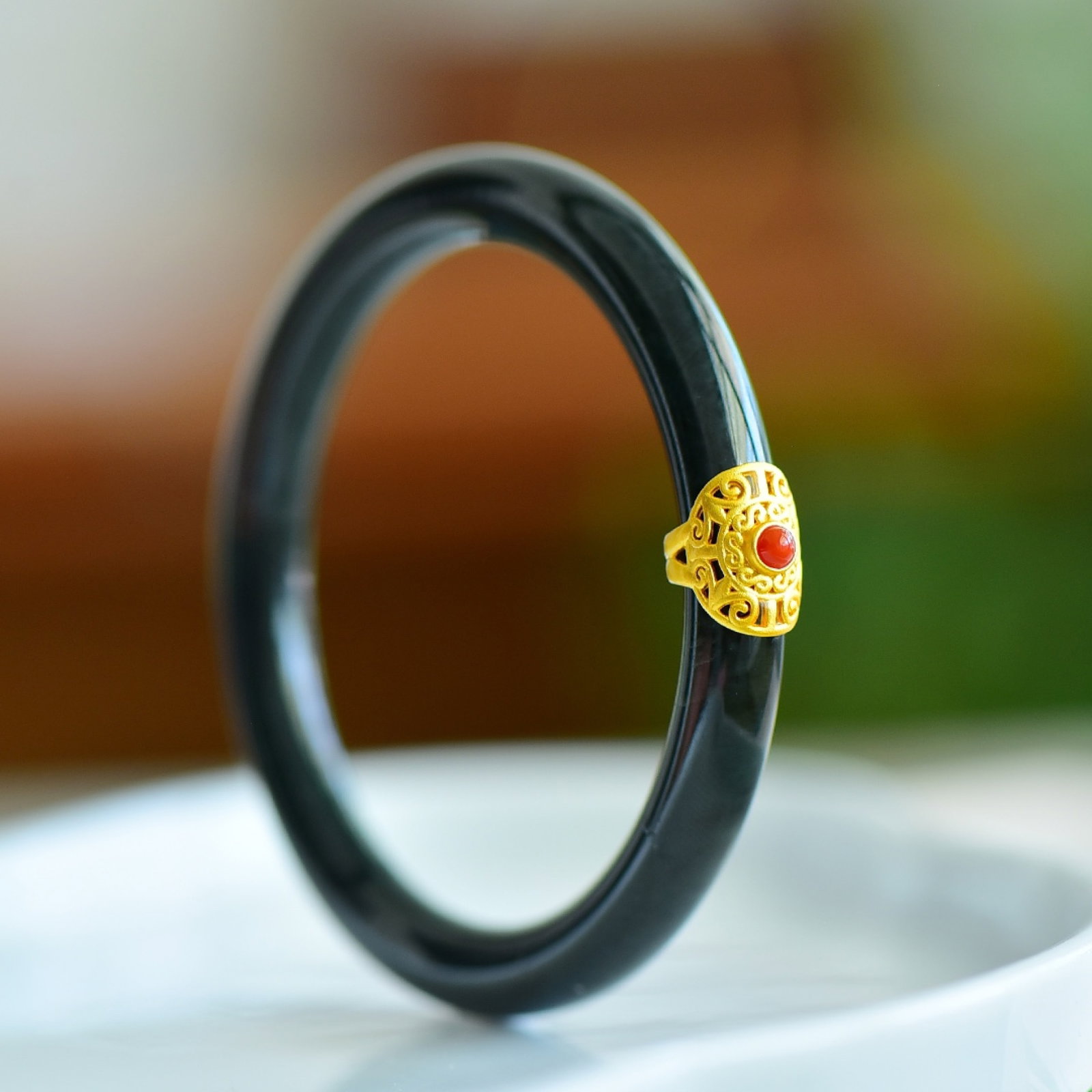 An Exquisite Sterling Silver-Gold Plated Inlaid Black Jade Bracelets: An Exquisite Sterling Silver-Gold Plated Inlaid Black Jade Bracelets 纯银镀金镶黑玉手镯