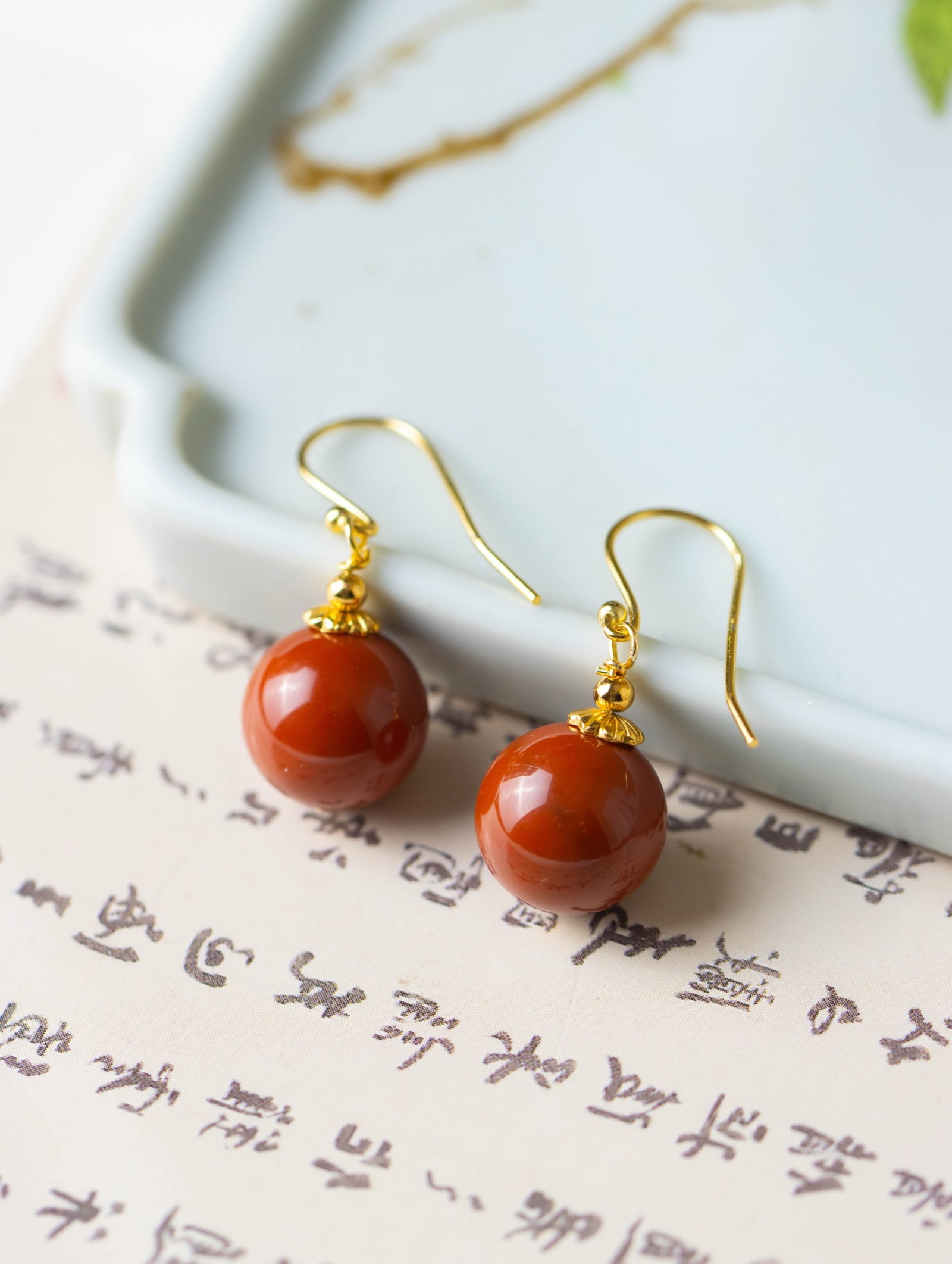 A Pair of Exquisite Sterling Silver-Gold Plated Inlaid Agate Earrings: A Pair of Exquisite Sterling Silver-Gold Plated Inlaid Agate Earrings 一对纯银镀金镶玛瑙耳环