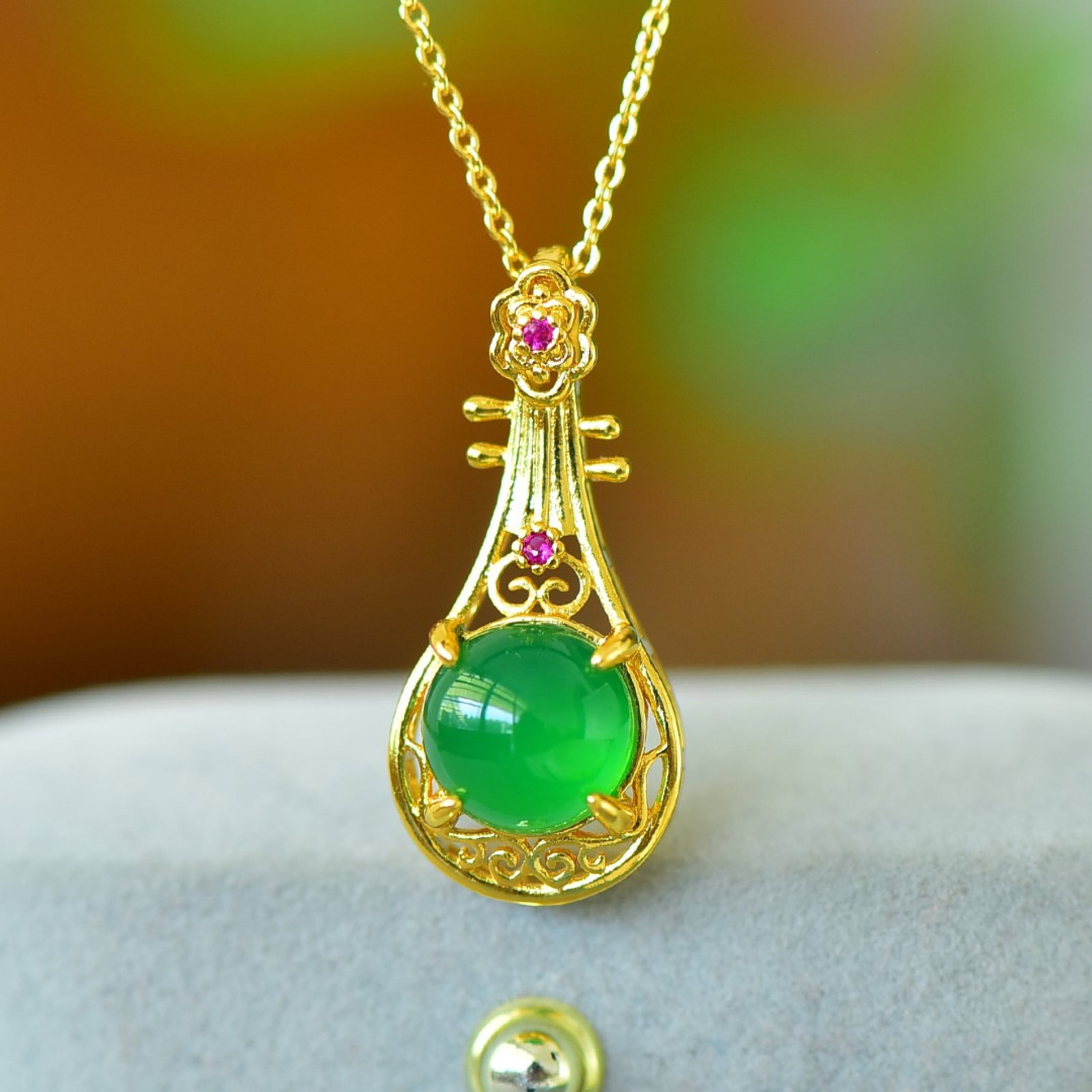 An Exquisite Pendant,Inlaid Diamond: An Exquisite Pendant Size:10mmx10mm 吊坠