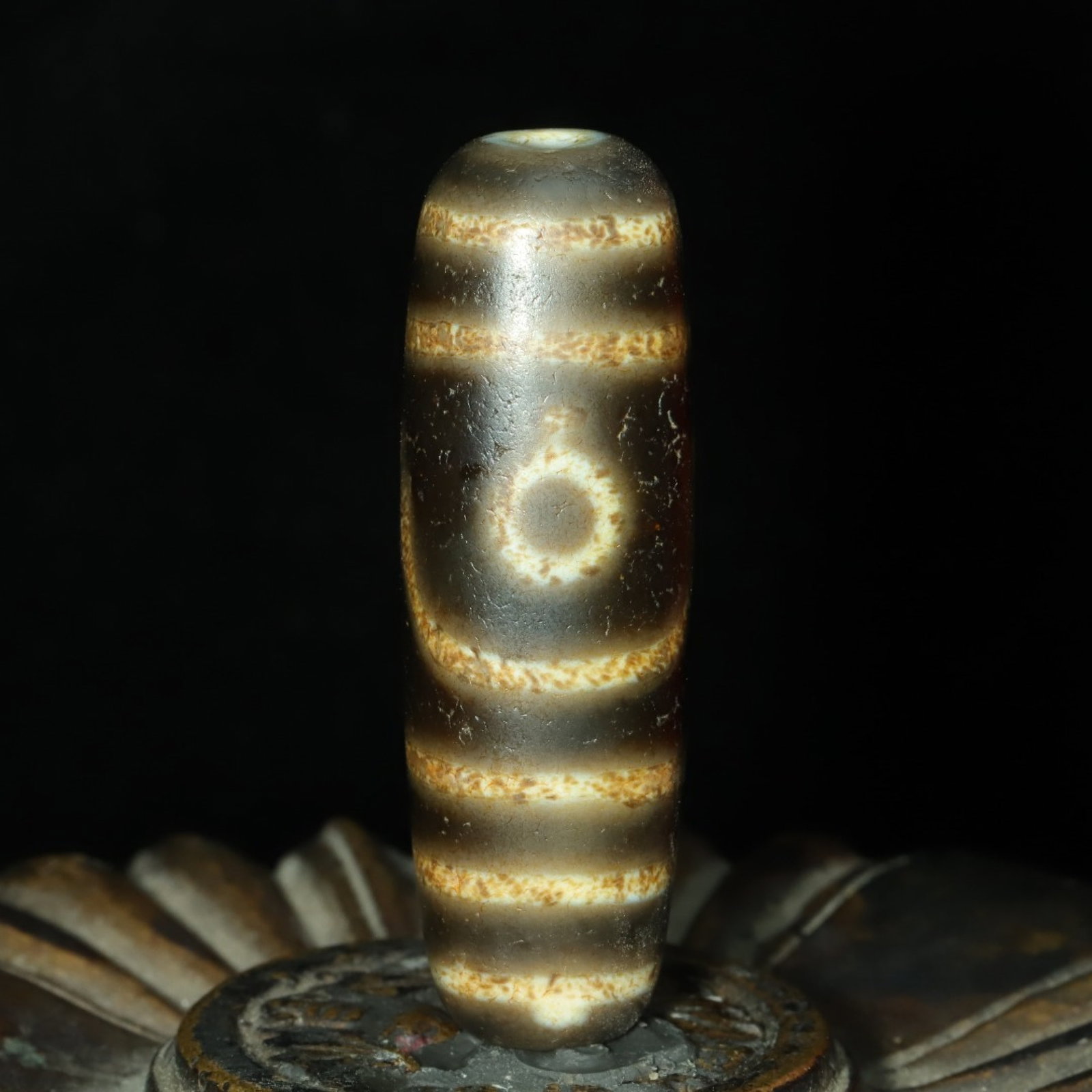 An Exquisite Two Eyes Dzi Bead Pendant: An Exquisite Two Eyes Dzi Bead Pendant,Size:43mmx14mm,Weight:14g 两眼天珠挂件