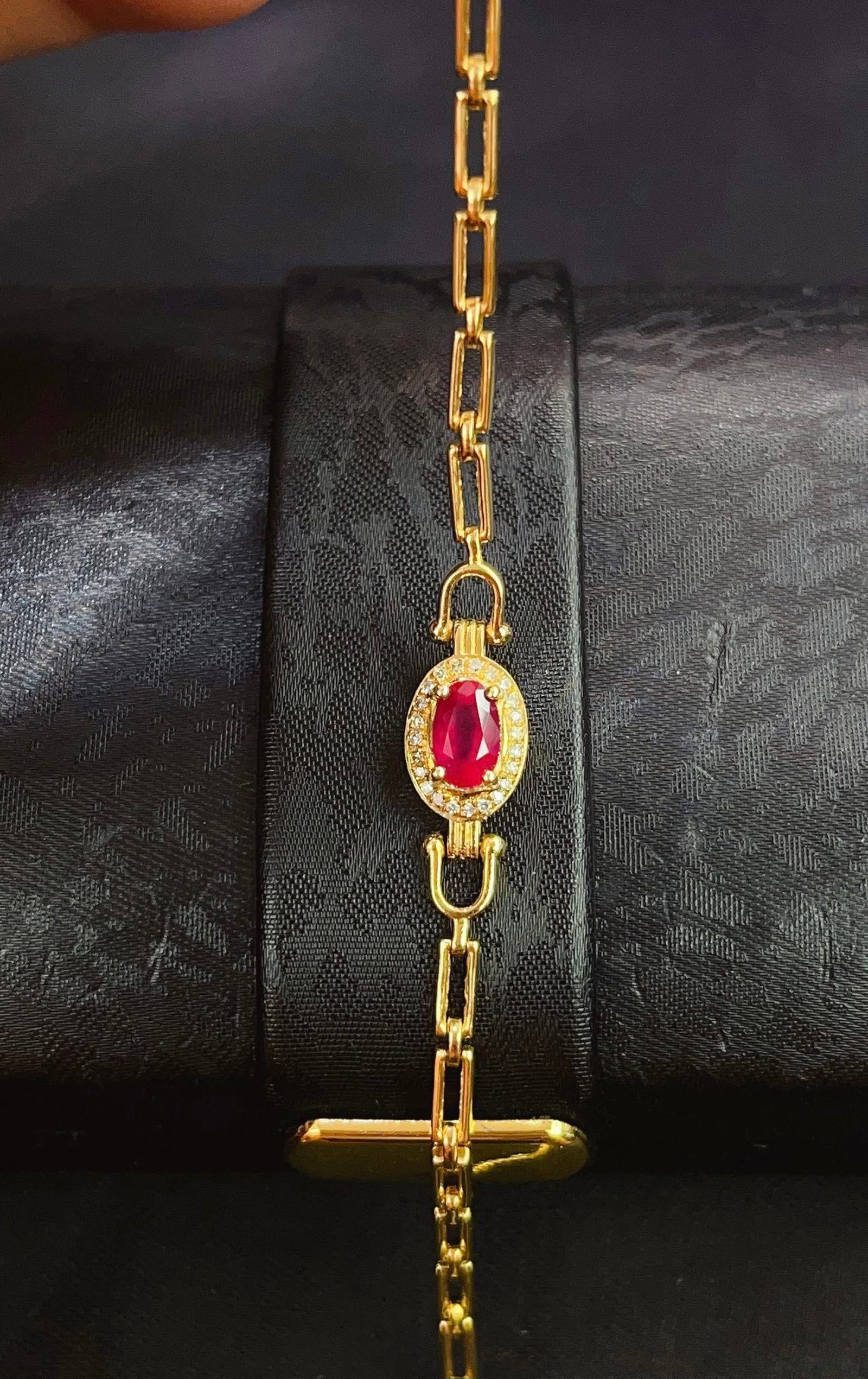 A Exquisite 18k Gold Inlaid 0.75ct Natural Ruby Bracelets,Inlaid Diamond: A Exquisite 18k Gold Inlaid 0.75ct Natural Ruby Bracelets,Inlaid Diamond,Total Weight:2.47g 18k金镶 0.75ct 天然红宝石手链,嵌钻石