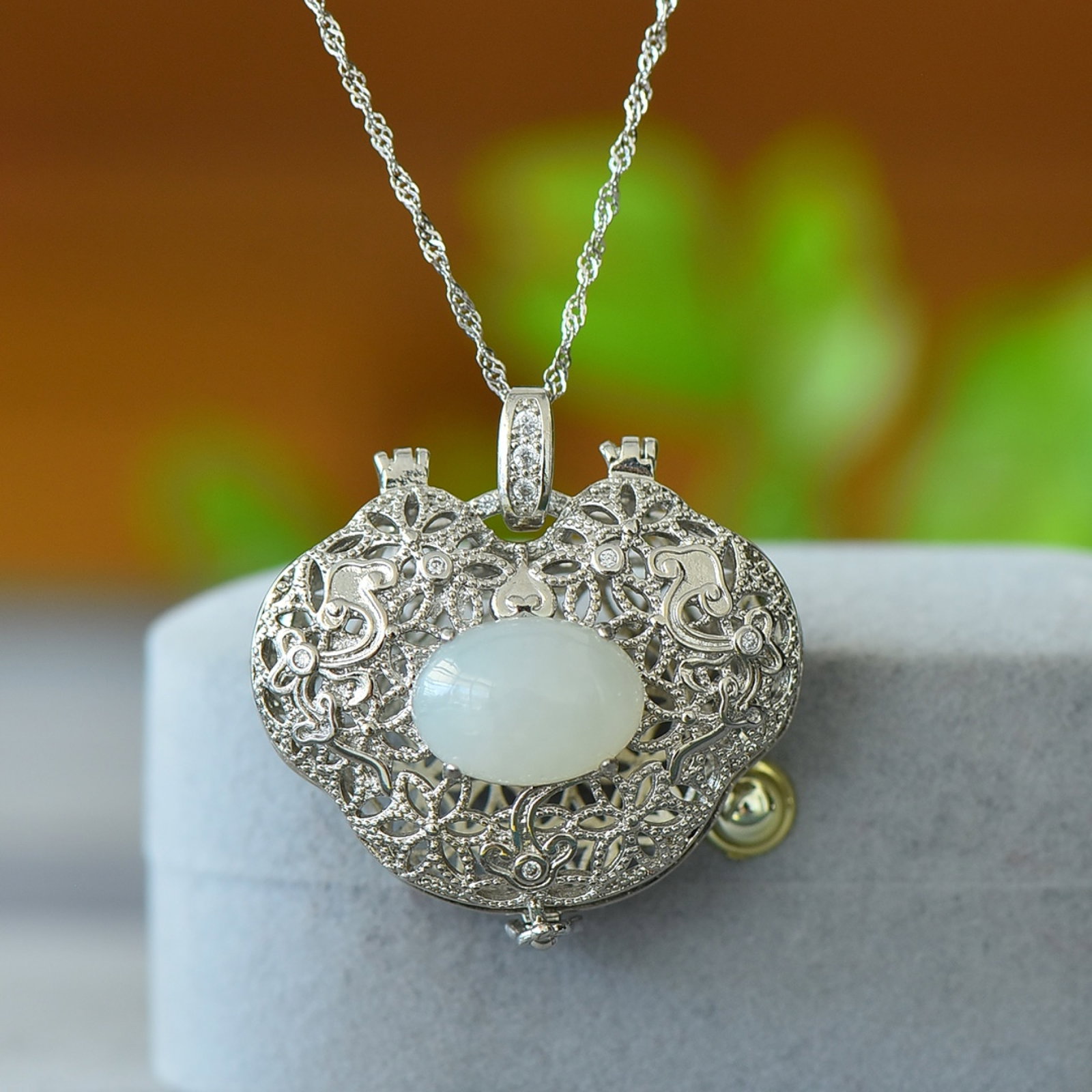 An Exquisite Bronze Inlaid White Jade Necklace,Inlaid Diamond: An Exquisite Bronze Inlaid White Jade Necklace,Inlaid Diamond,Size:10mmx14mm 铜镶白玉项链,嵌钻石