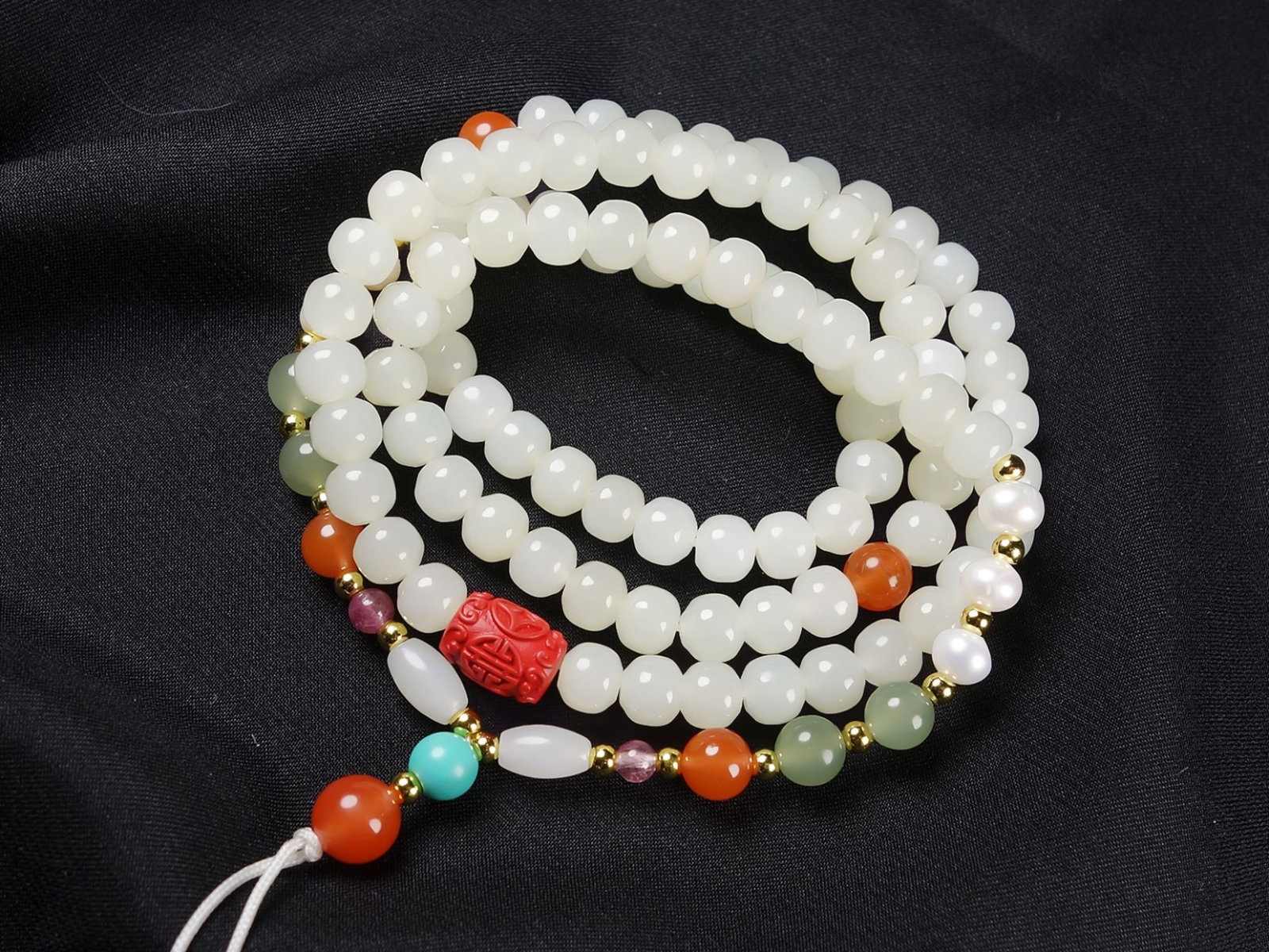 An Exquisite White Jade Necklace: An Exquisite White Jade Necklace,Size:(bead)6mmx7mm 白玉项链