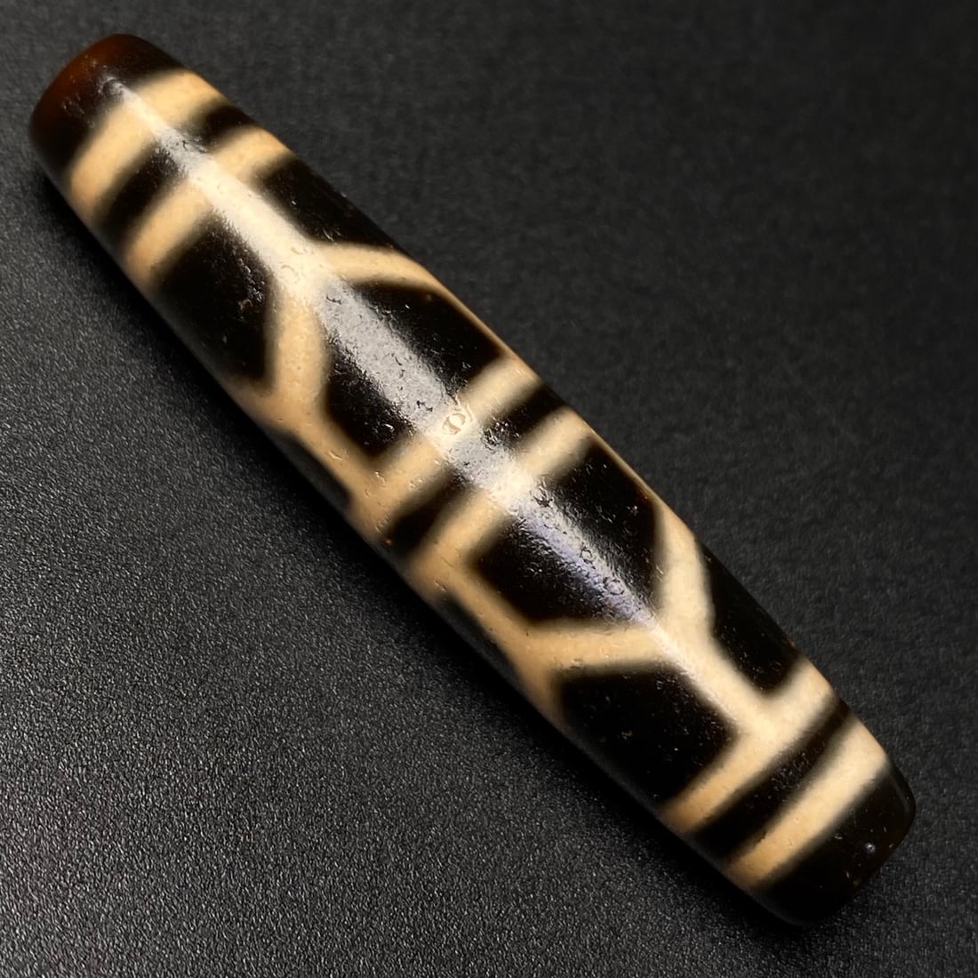An Exquisite Turtle Pattern Dzi Bead Pendant: An Exquisite Turtle Pattern Dzi Bead Pendant,Size:58mmx12mm,Weight:14.7g 龟纹天珠挂件