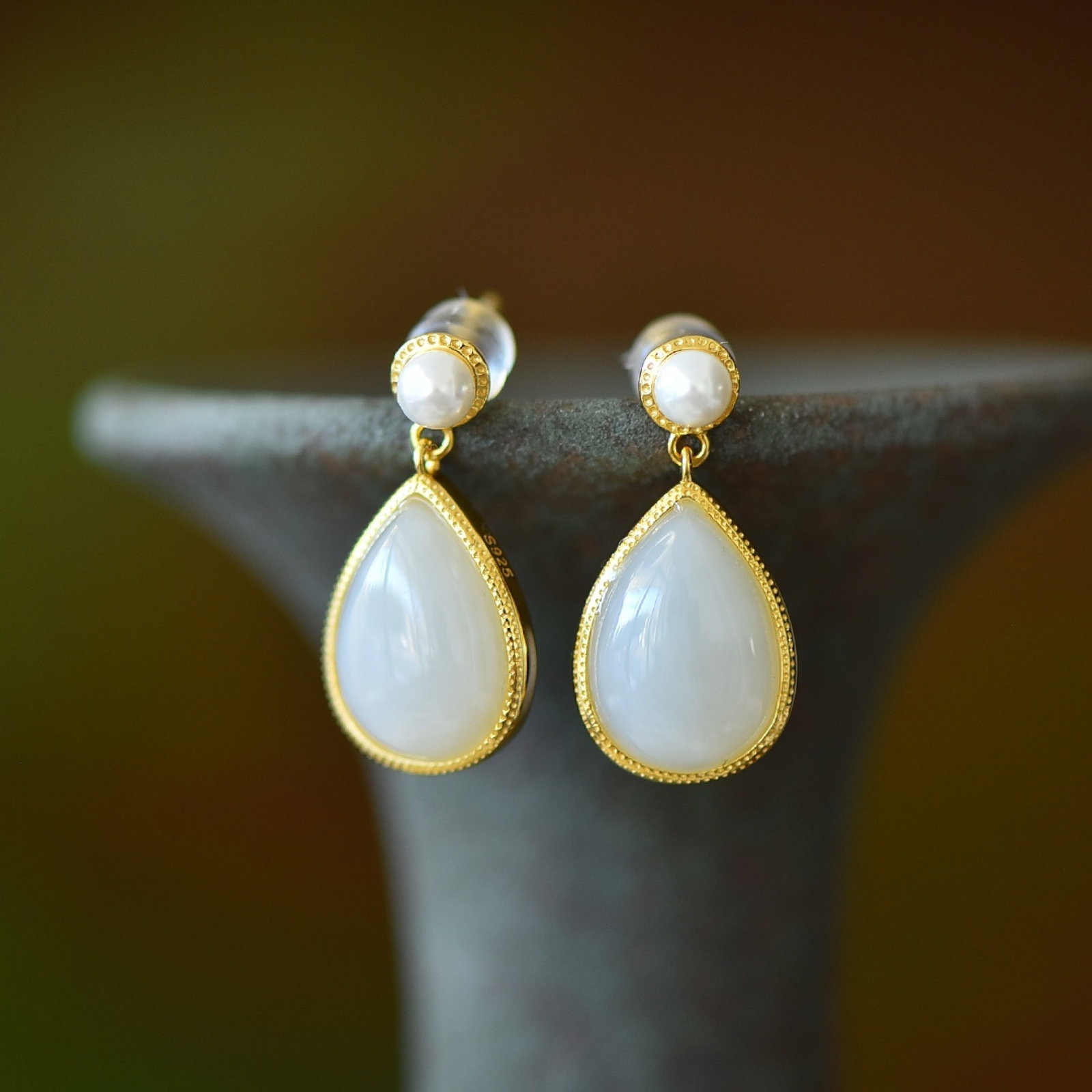 A Pair of Exquisite Sterling Silver-Gold Plated Inlaid White Jade Earrings: A Pair of Exquisite Sterling Silver-Gold Plated Inlaid White Jade Earrings,Size:10mmx14mm 一对纯银镀金镶白玉耳环
