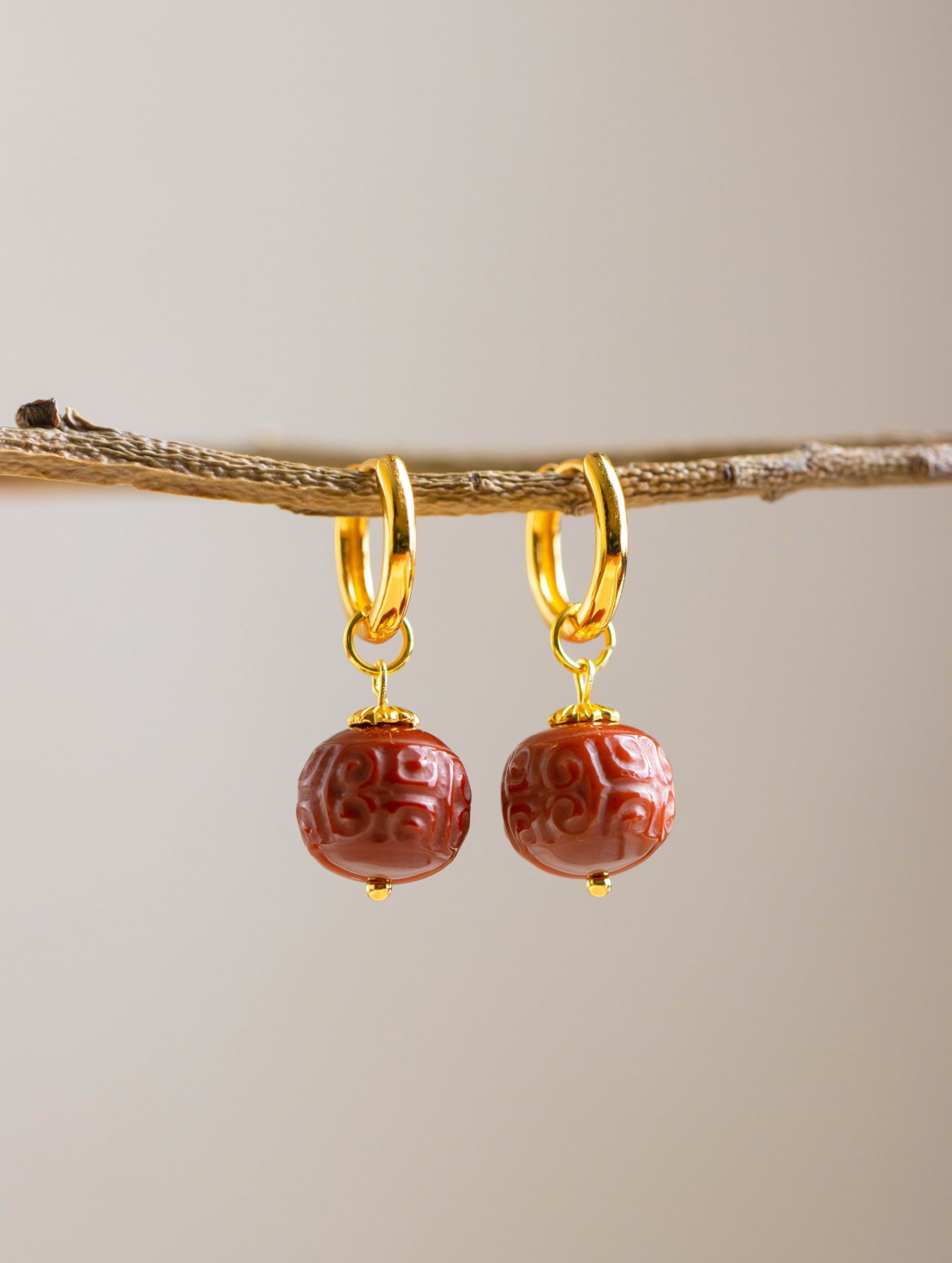 A Pair of Exquisite Sterling Silver-Gold Plated Inlaid Agate Earrings: A Pair of Exquisite Sterling Silver-Gold Plated Inlaid Agate Earrings 一对纯银镀金镶玛瑙耳环