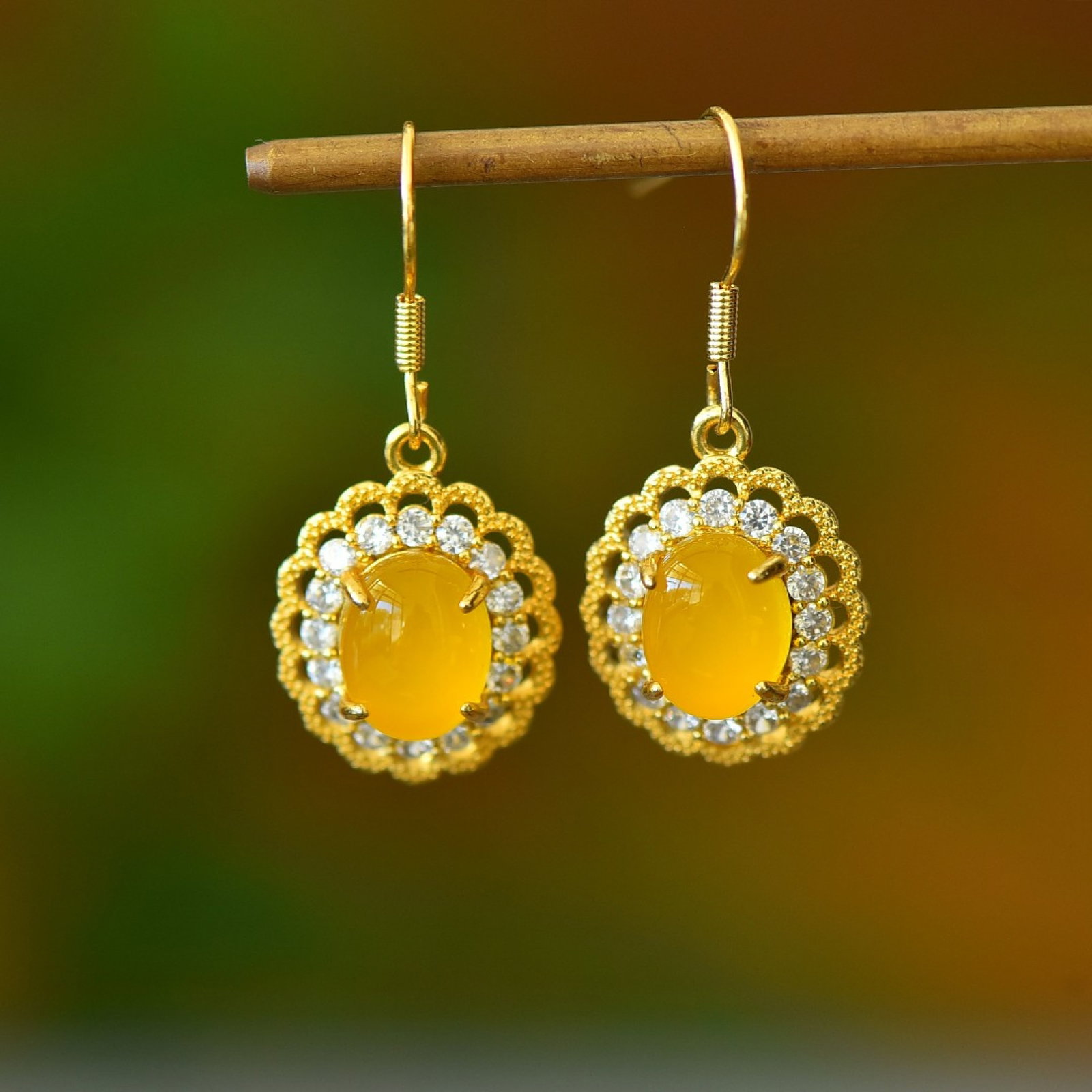 A Pair of Exquisite Earrings,Inlaid Diamond: A Pair of Exquisite Earrings Size:7mmx9mm 一对耳环