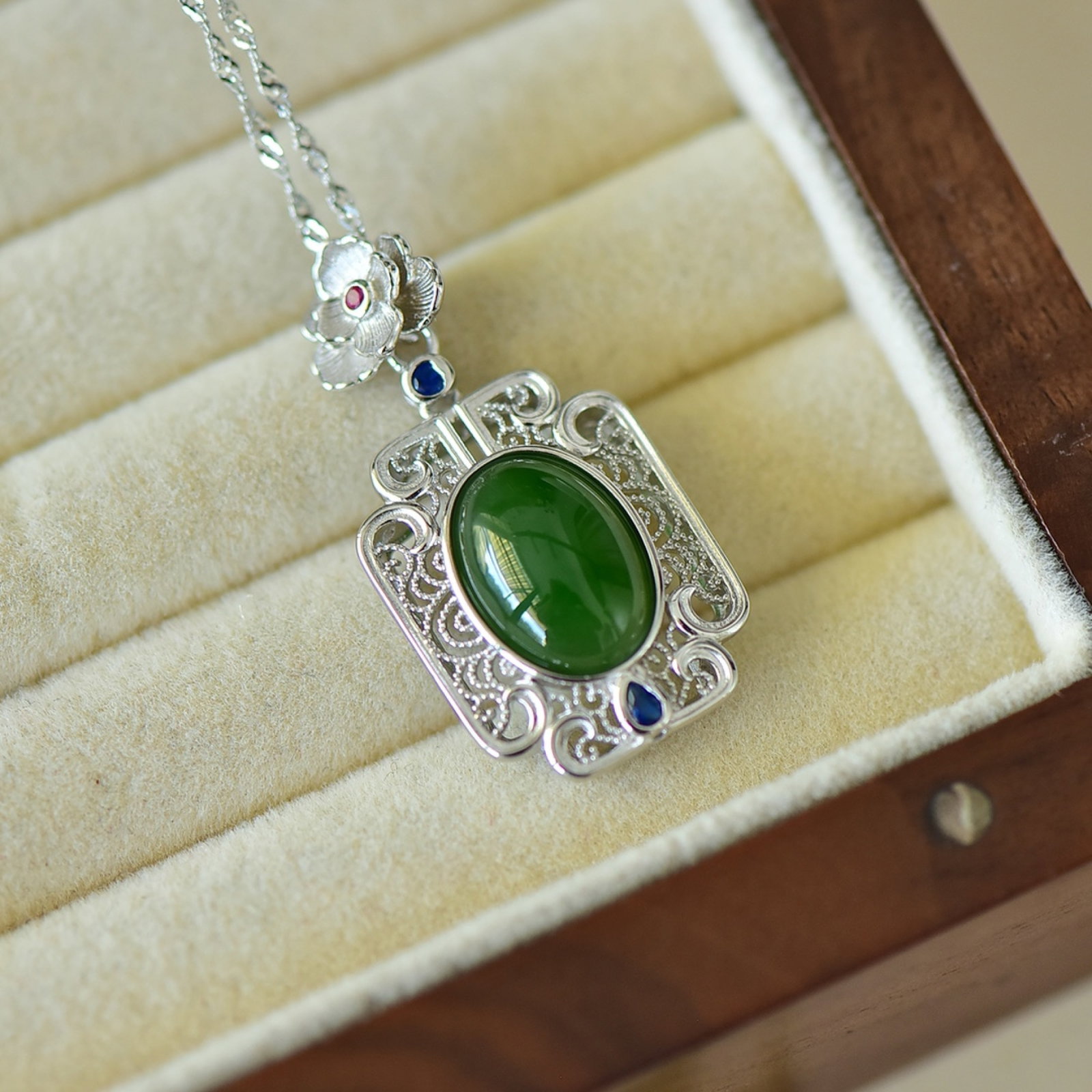 An Exquisite Sterling Silver Inlaid Jasper Pendant,Inlaid Gems: An Exquisite Sterling Silver Inlaid Jasper Pendant,Inlaid Gems Size:10mmx14mm 纯银镶碧玉吊坠,嵌宝石