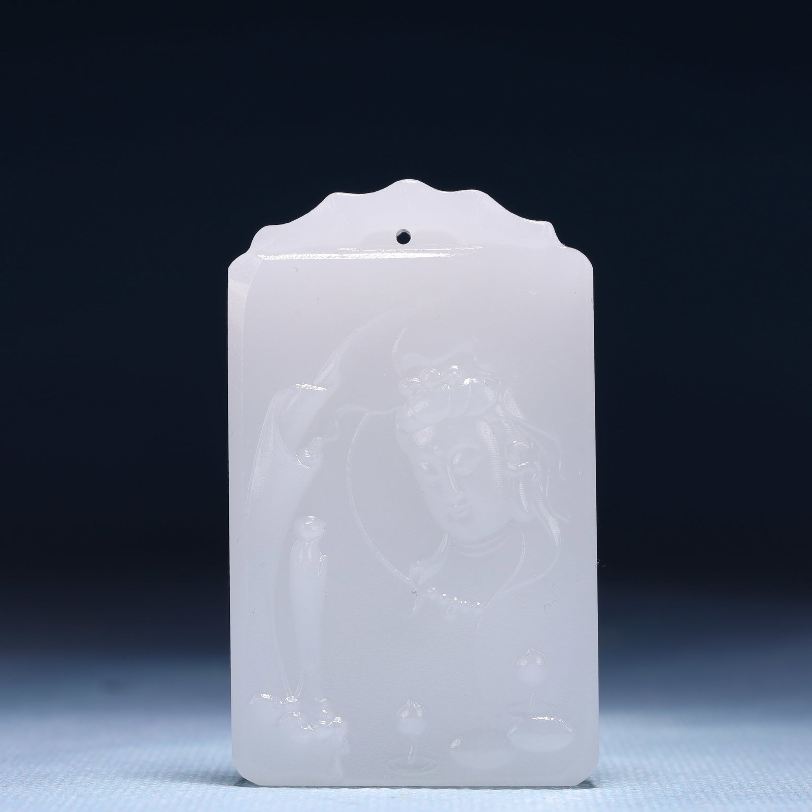 An Exquisite White Jade Statue of Avalokitesvara Pendant: An Exquisite White Jade Statue of Avalokitesvara Pendant,Size:1.6inx0.4inx2.4in,Weight:50g 白玉观音像牌