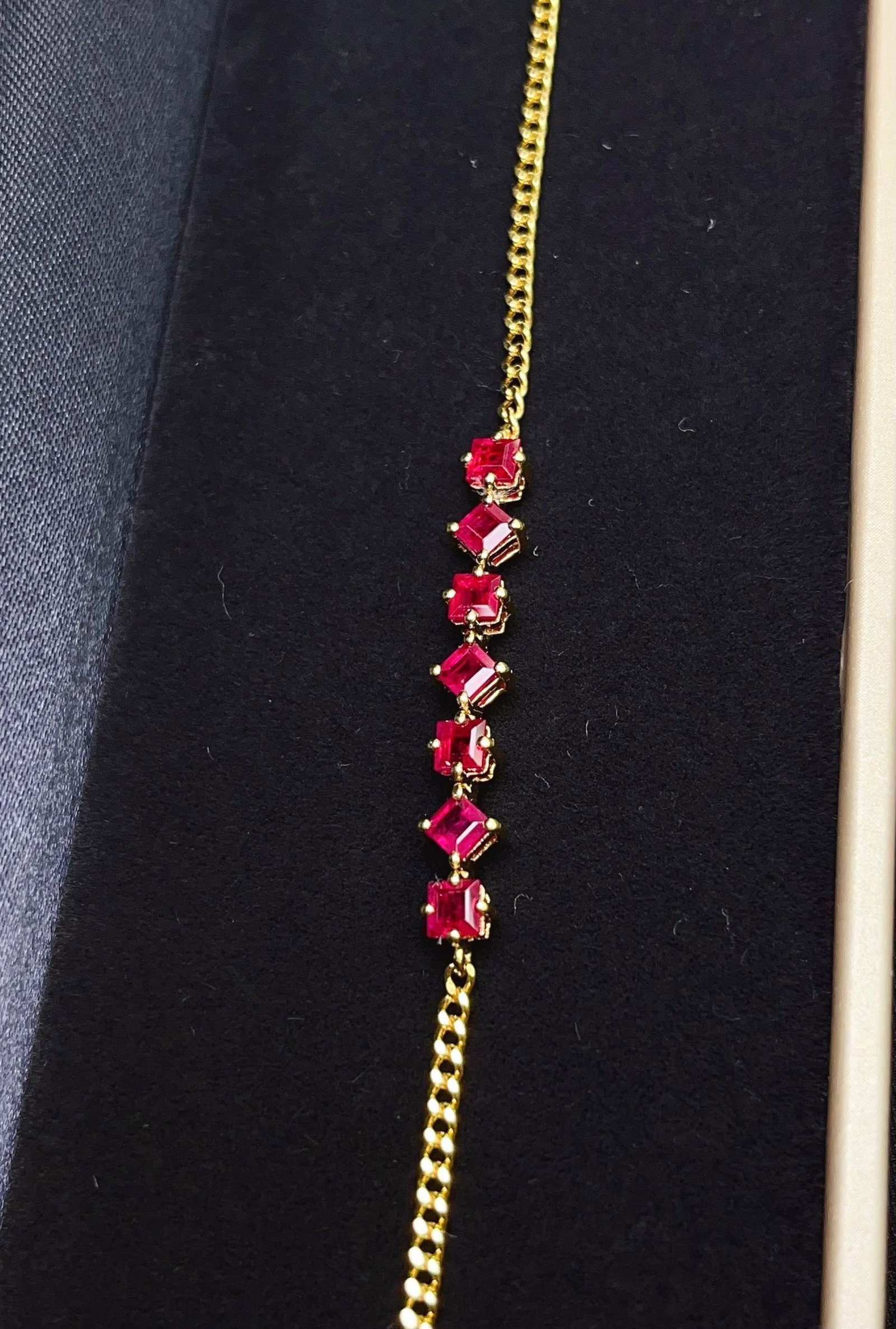 A Exquisite 18k Gold Inlaid 2.00ct Natural Ruby Bracelets: A Exquisite 18k Gold Inlaid 2.00ct Natural Ruby Bracelets,Total Weight:2.27g 18k金镶 2.00ct 天然红宝石手链