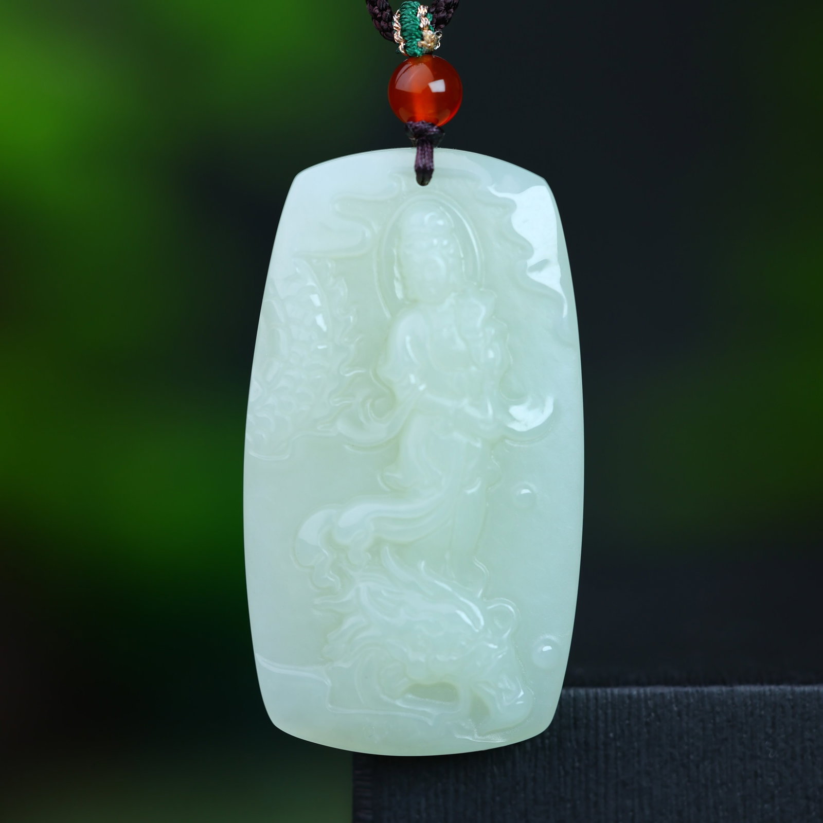 An Exquisite White Jade Avalokitesvara Pattern Pendant: An Exquisite White Jade Avalokitesvara Pattern Pendant,Size:30mmx52mm (寓意)寓意吉祥 保平安 普度众生 白玉Š